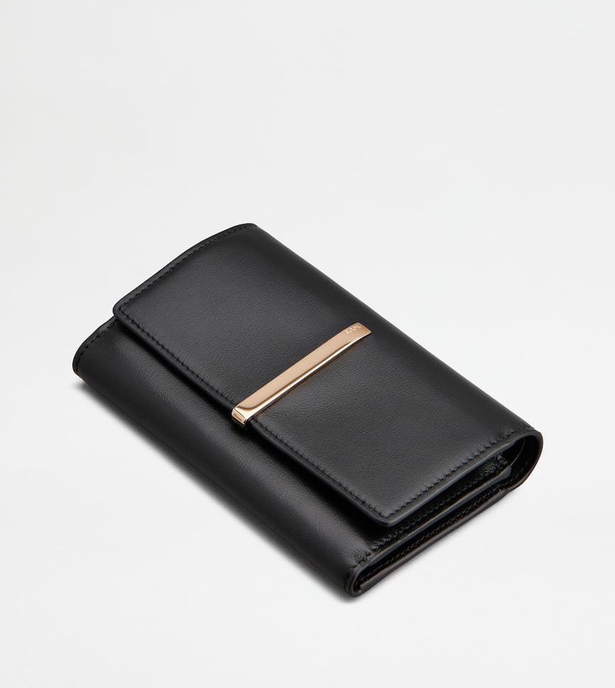 Tod's Logo Engraved Tri-fold Wallet In Black