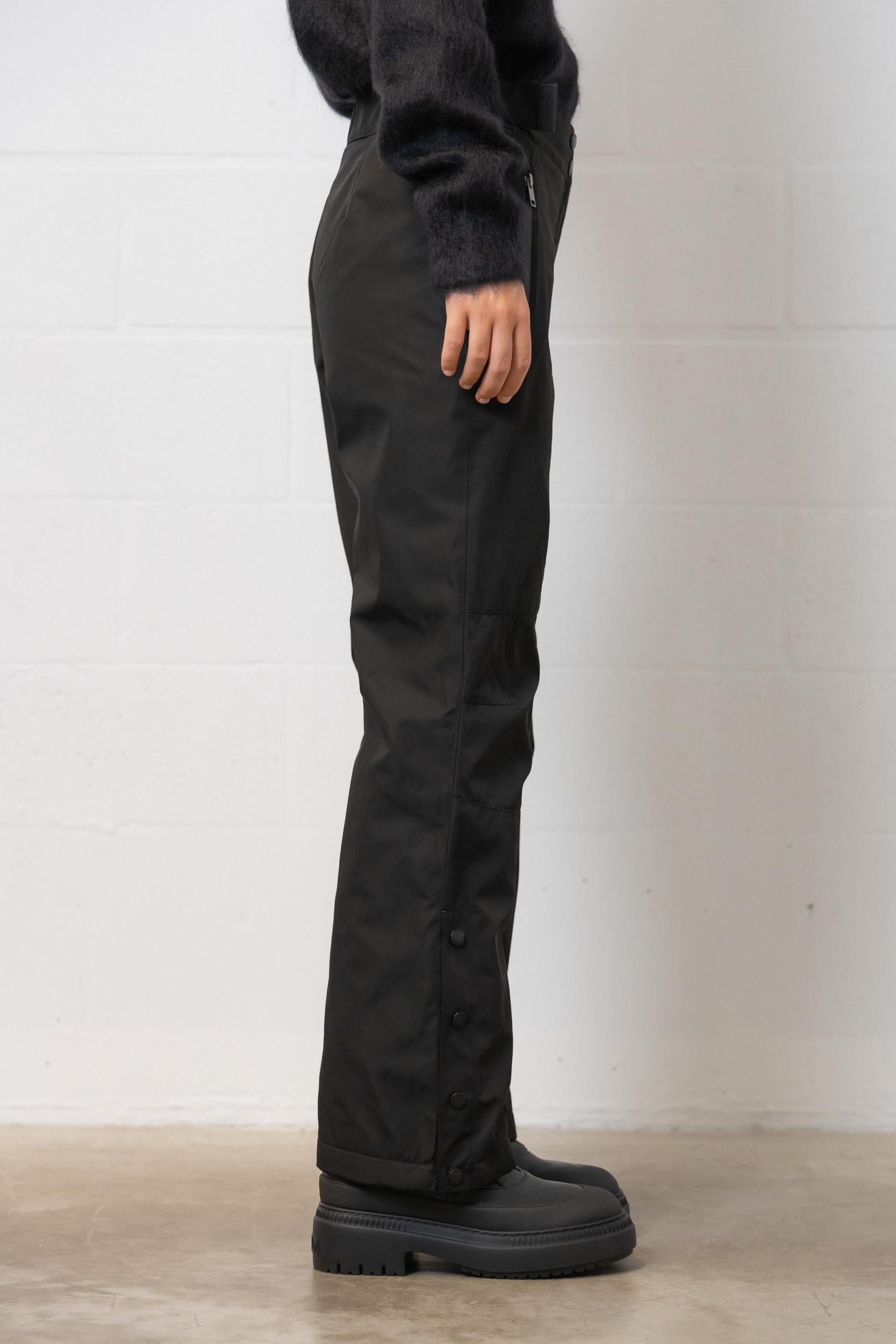 Yves Salomon Button Open And Close Casual Pants In Black