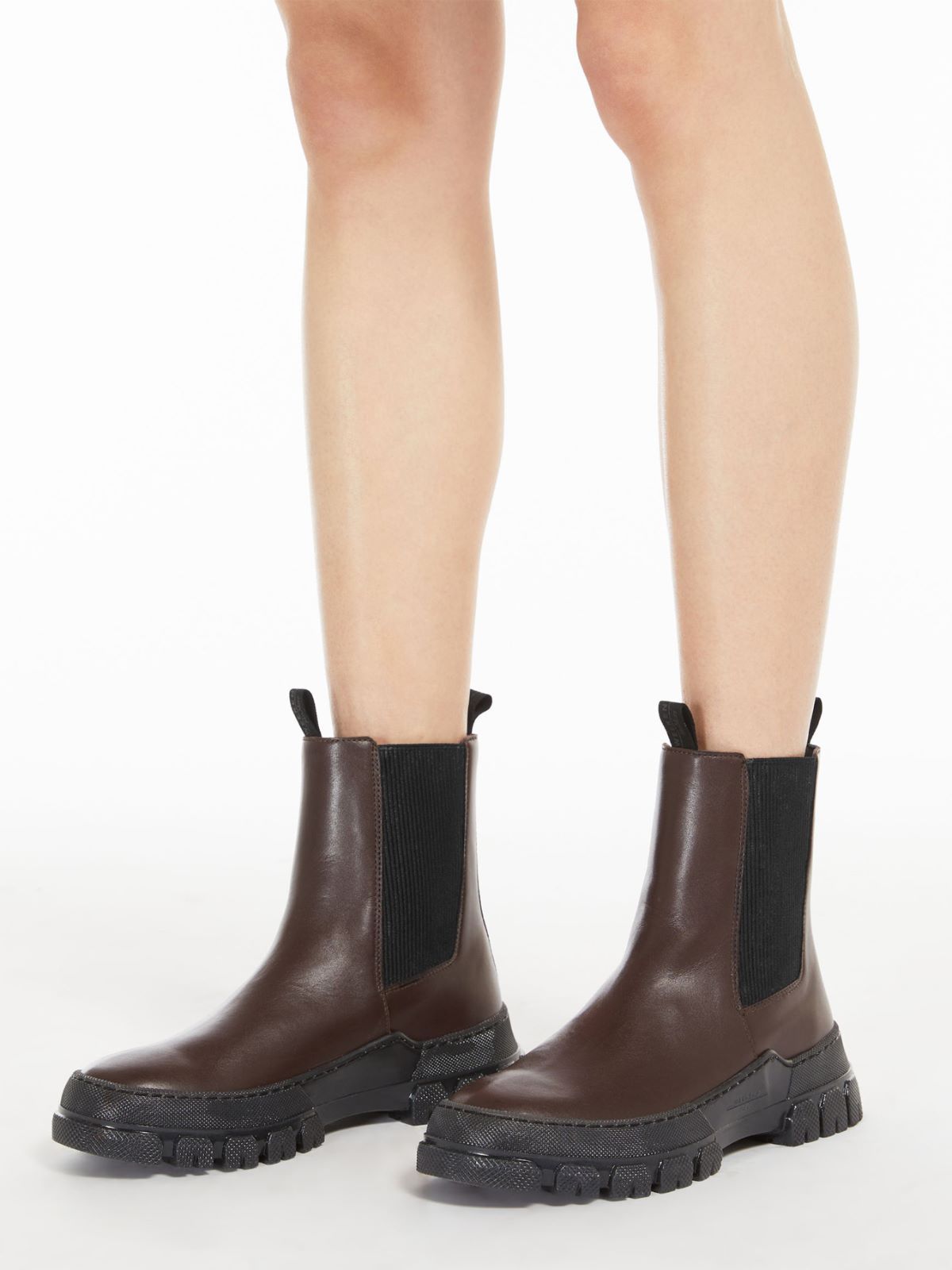 Weekend Max Mara Logo Chelsea Boots
