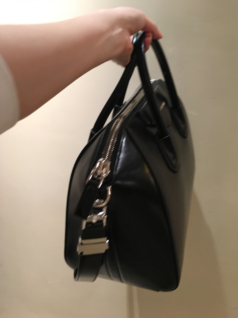 Givenchy Women Black Leather Medium Antigona Handbag In Black