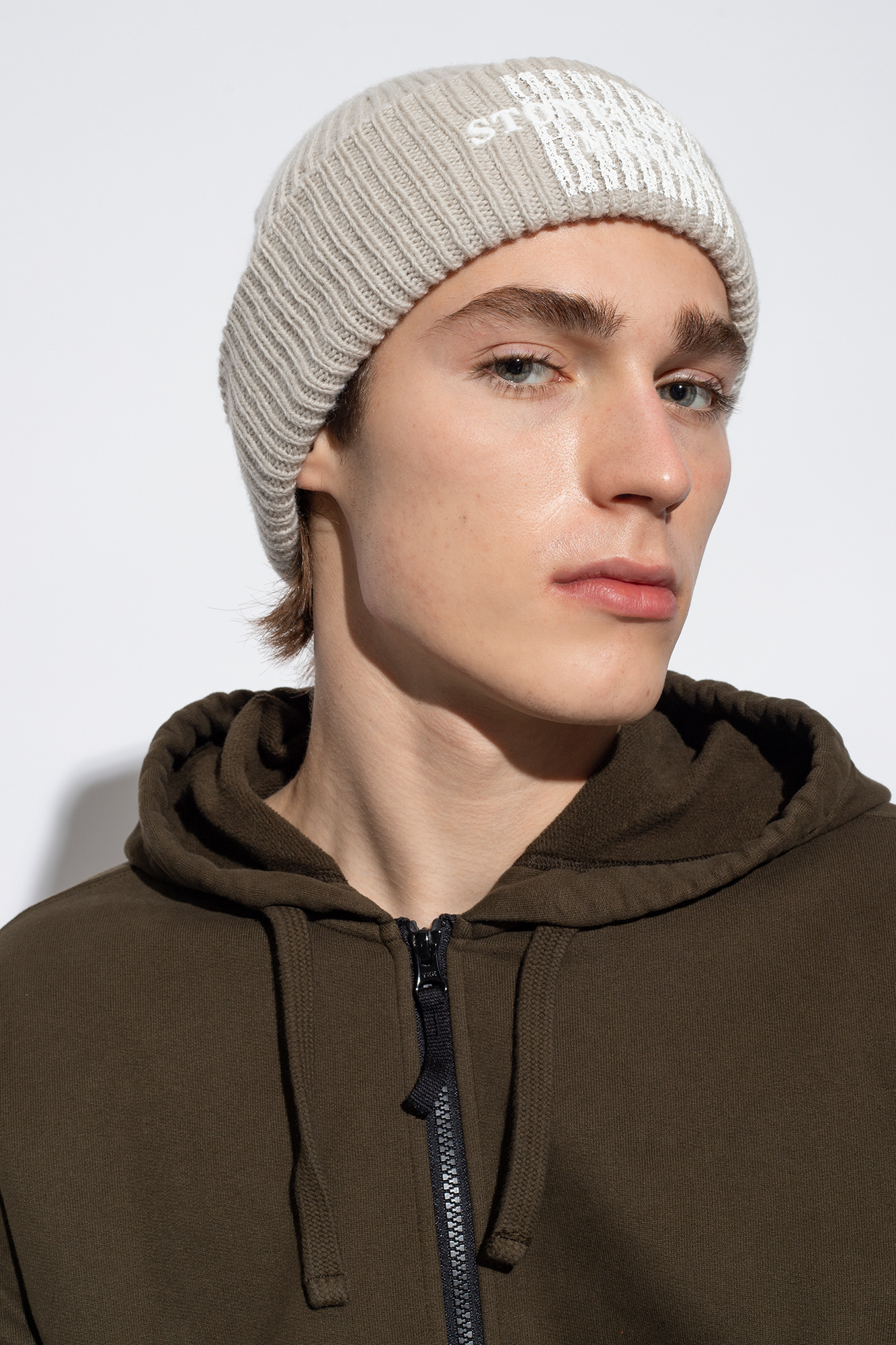STONE ISLAND LOGO-EMBROIDERY RIBBED BEANIE