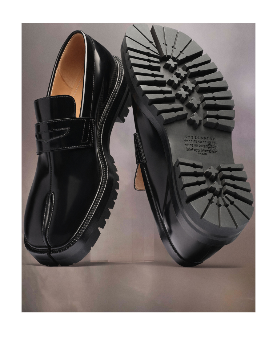 Maison Margiela Tabi Split-toe Glossed-leather Loafers In Black