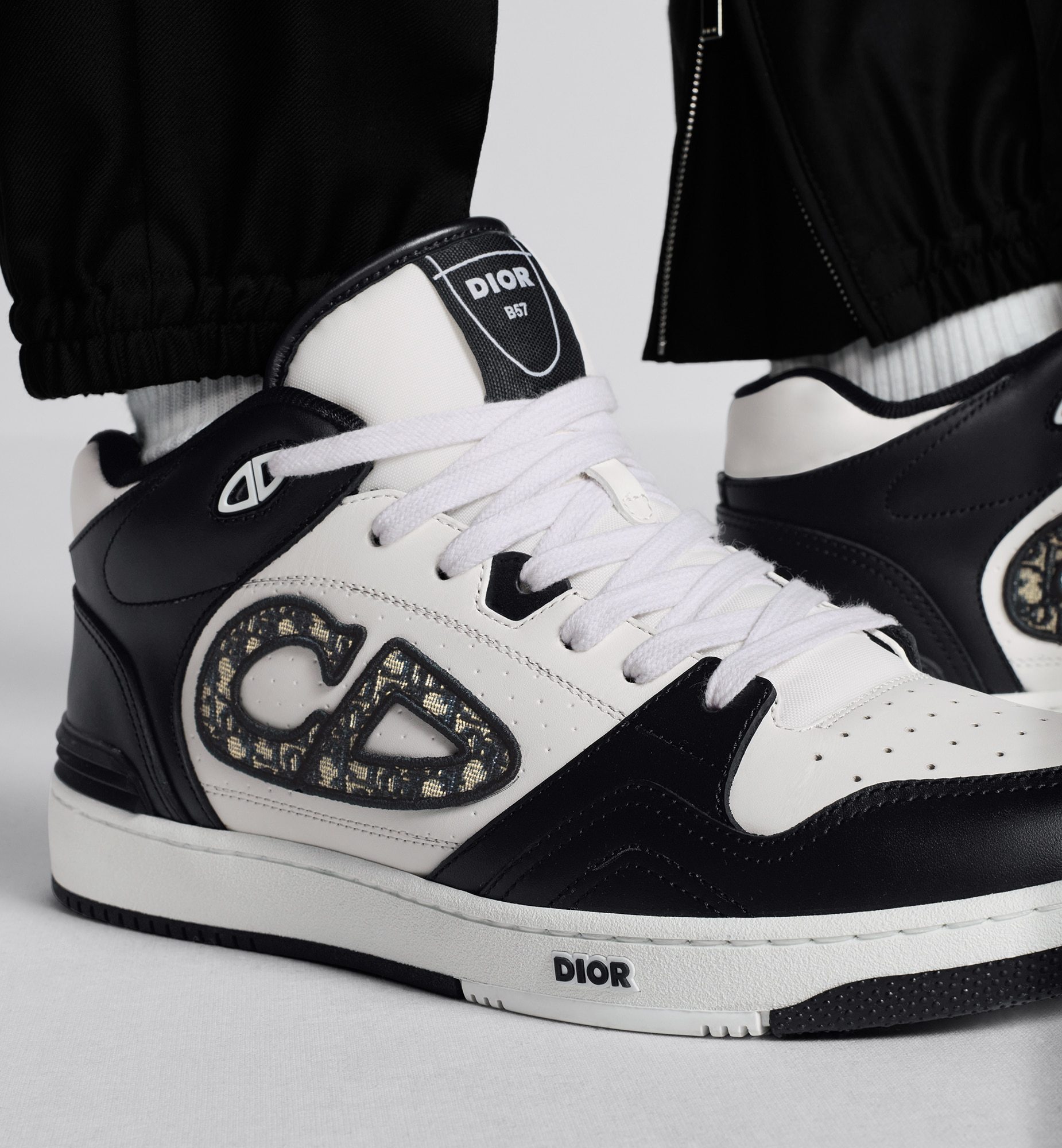 Dior B57 Logo-lacing Casual Sneakers In White