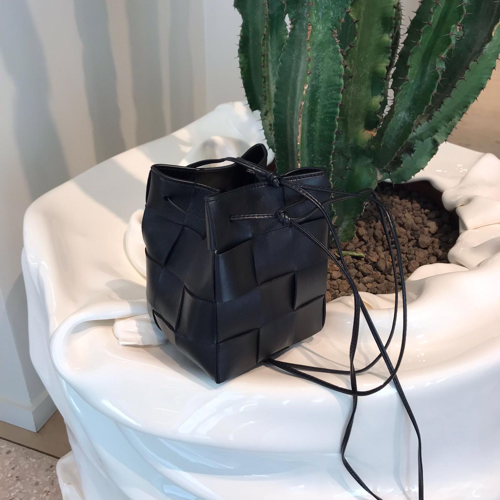 Bottega Veneta Cassette Small Leather Bucket Bag In Black