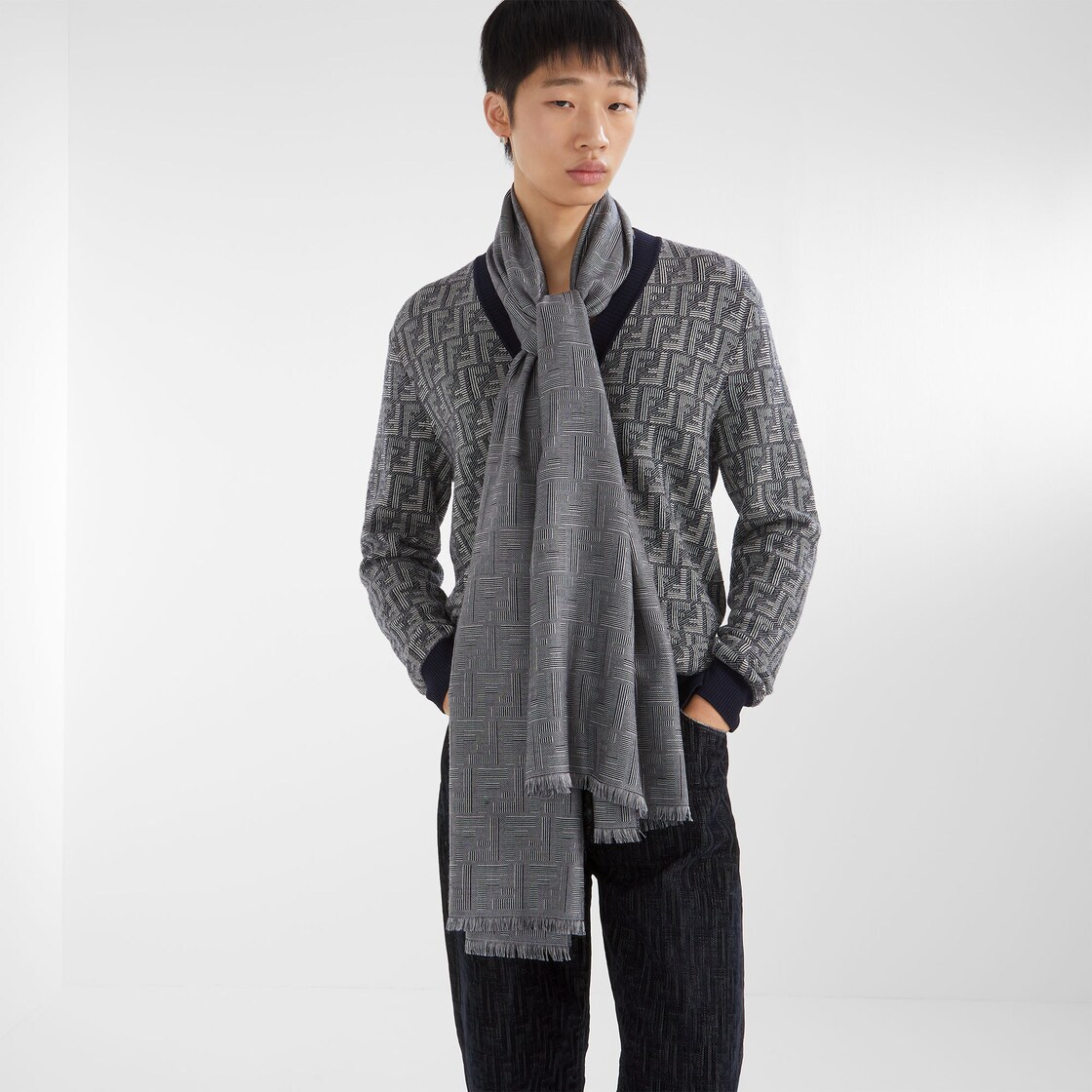 Fendi Logo-intarsia Frayed-edge Scarf In Gray
