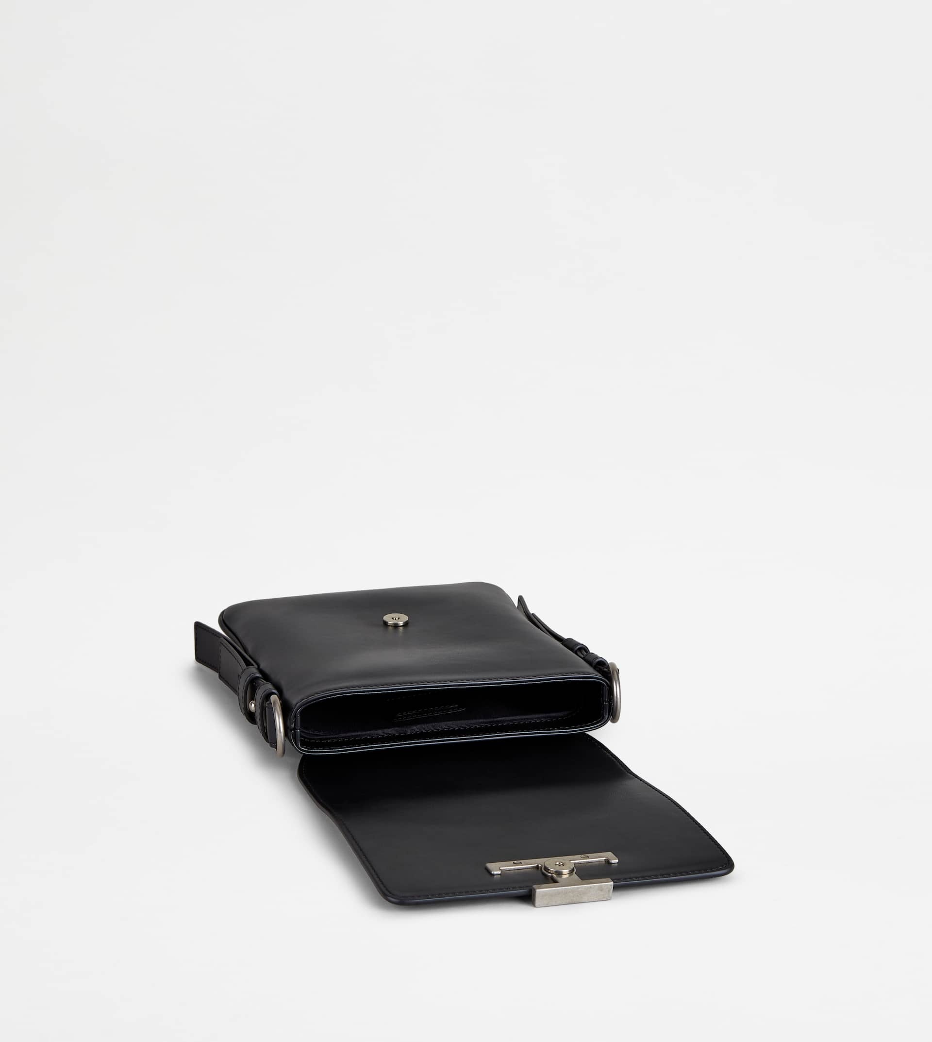 Tod's T-buckle Leather Messenger Bag In Black