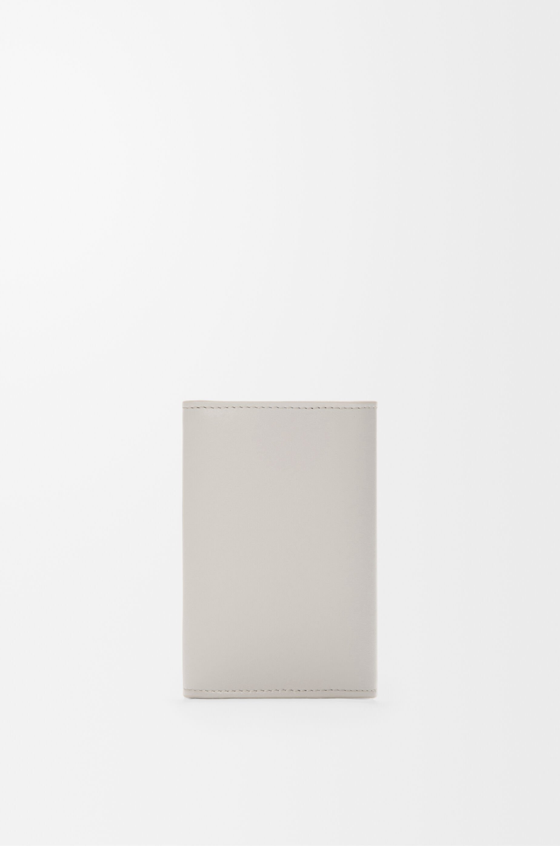 Loewe Petit Portefeuille Vertical Pebble En Cuir De Veau Nappa Brillant In Gray
