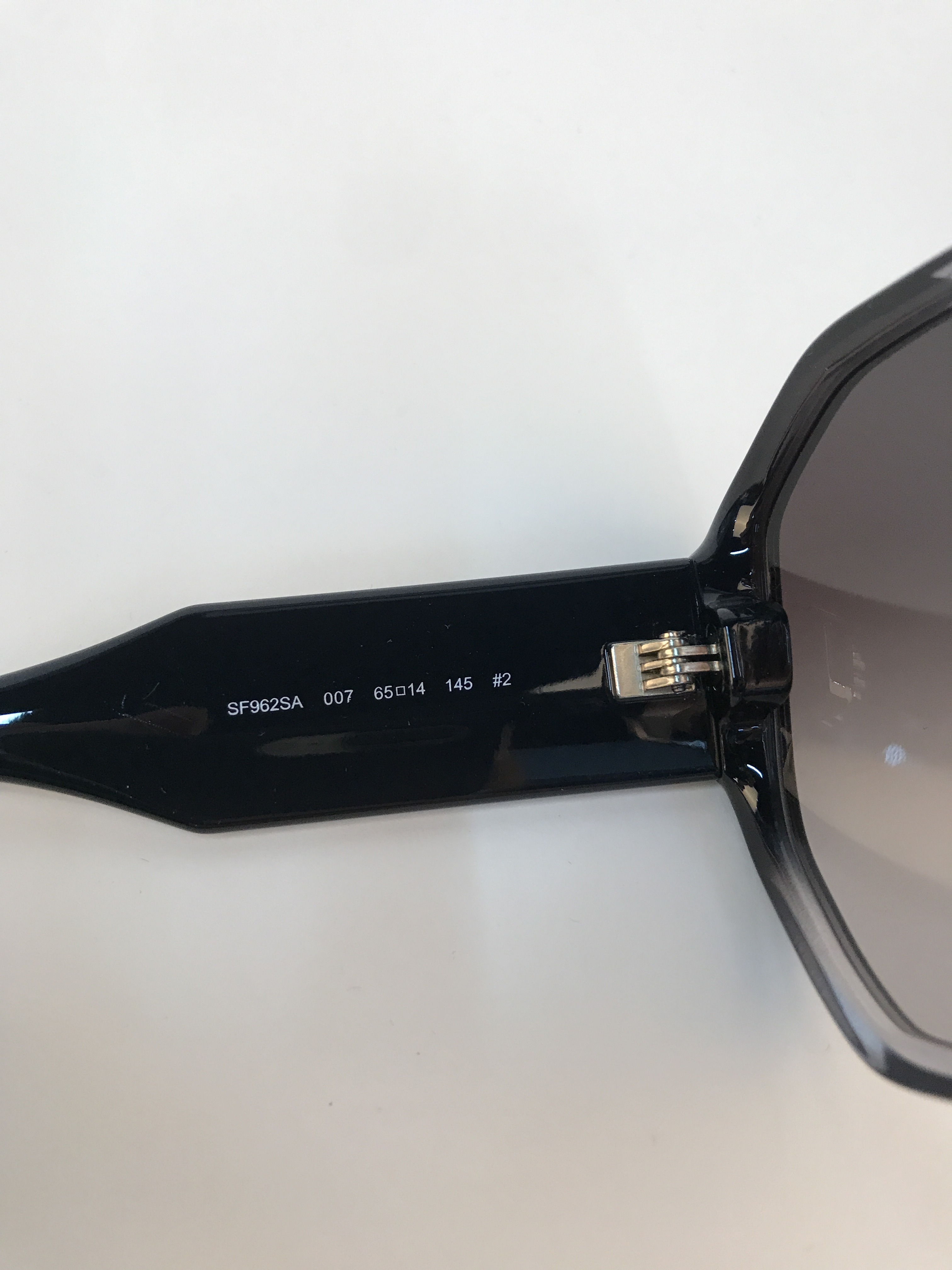 Ferragamo Logo Details Sunglasses In Black