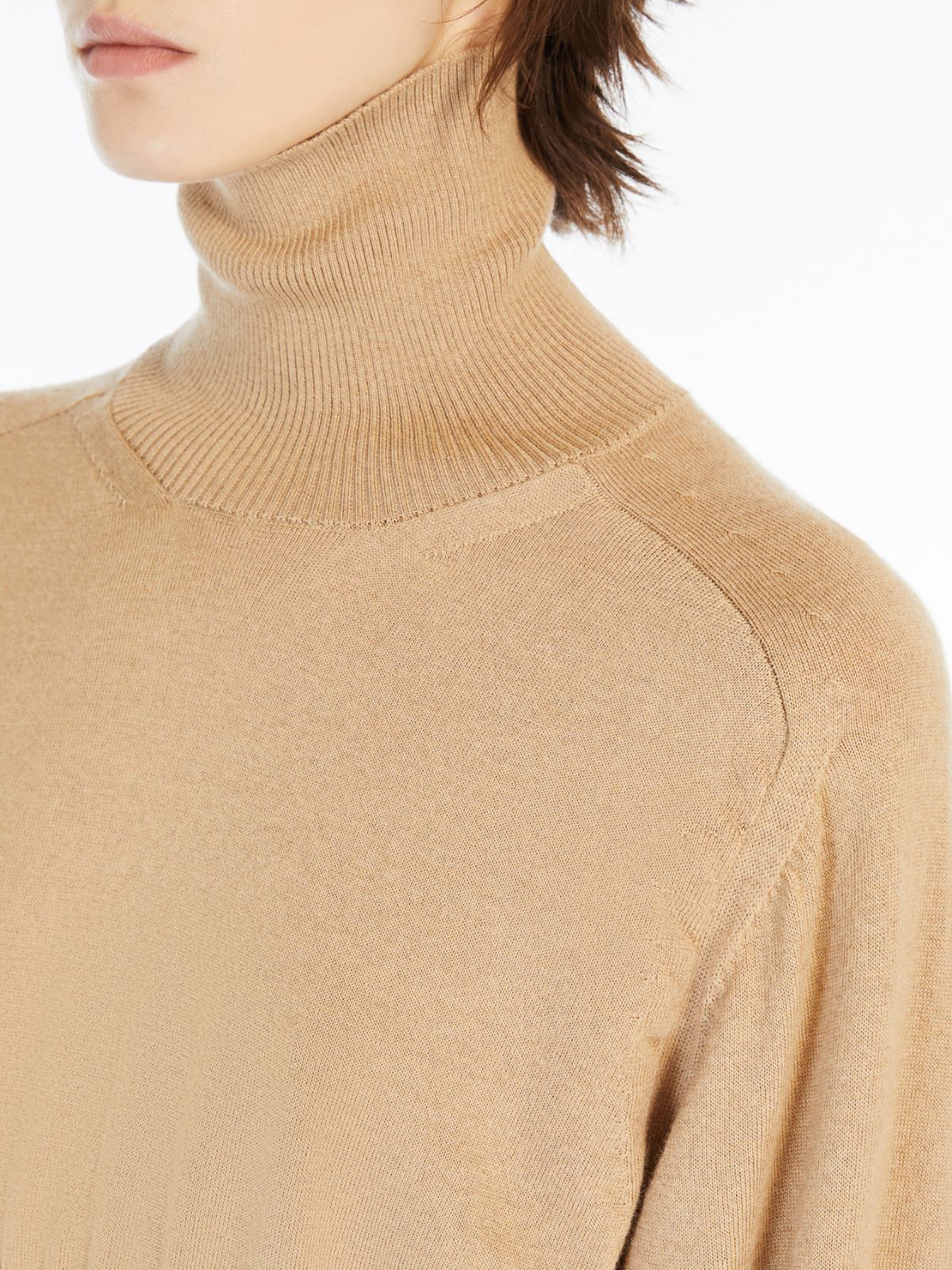 Sportmax Maglia Ululato A Lupetto Cropped In Nude