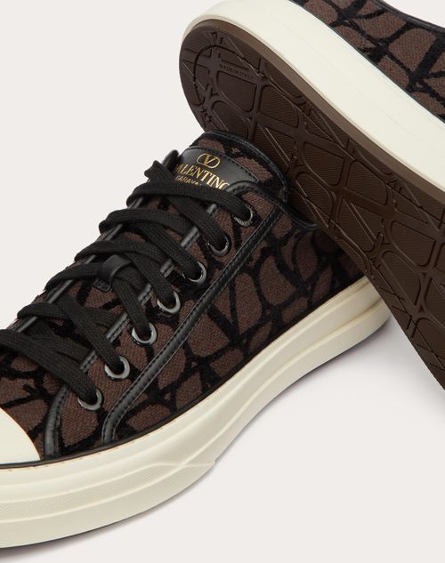 Valentino Fondant Brown Vlogo Pattern Low Top Sneakers For Men In White