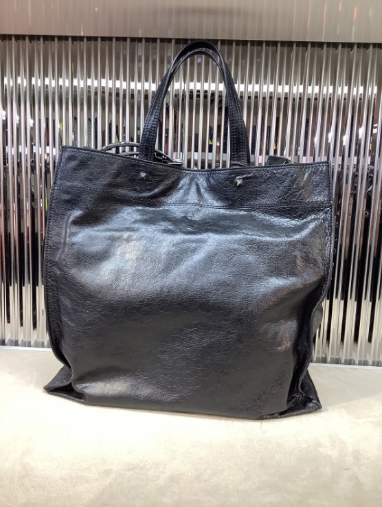 Valentino Logo Handbag In Black