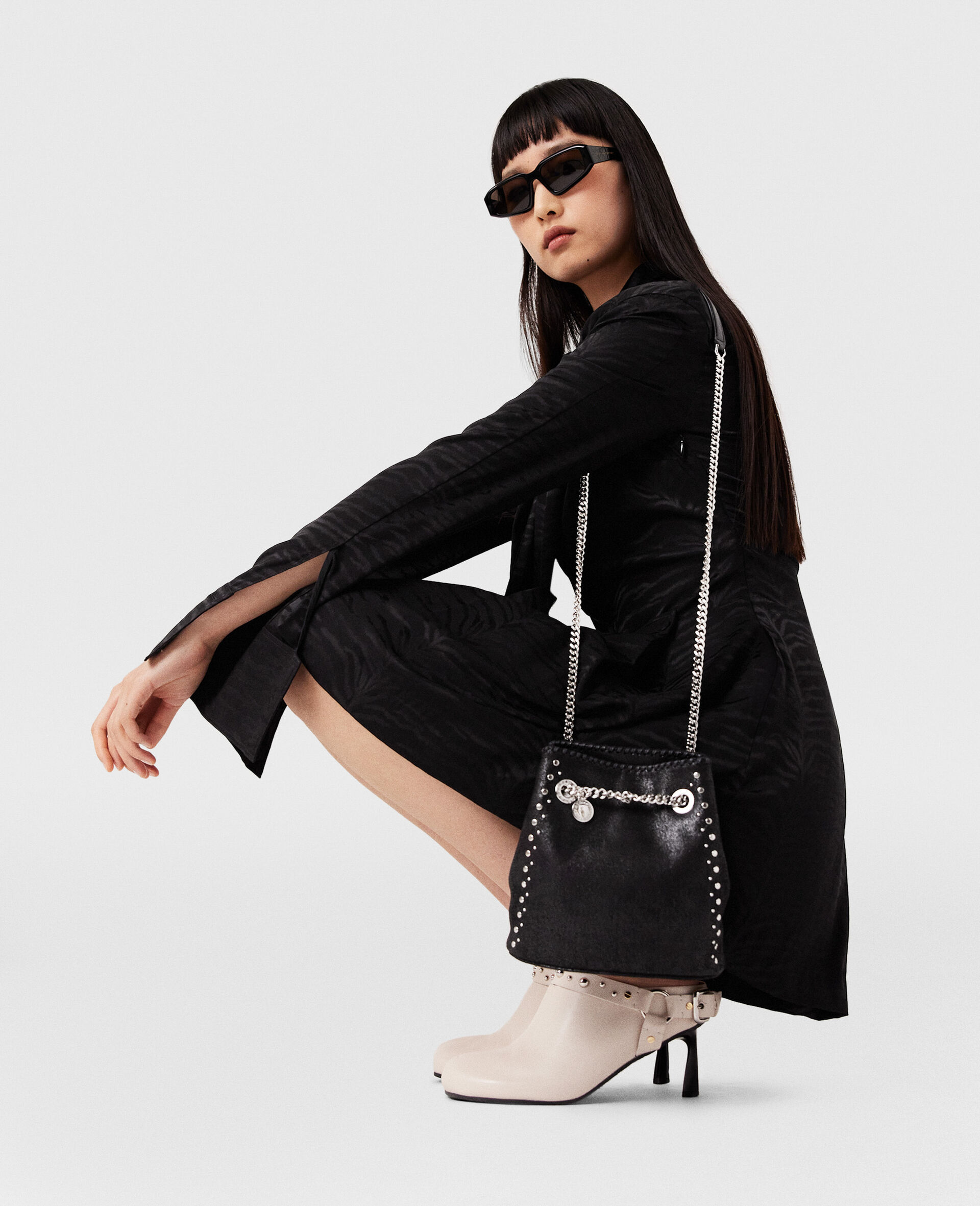 Stella Mccartney Falabella Beuteltasche Mit Nieten In Black