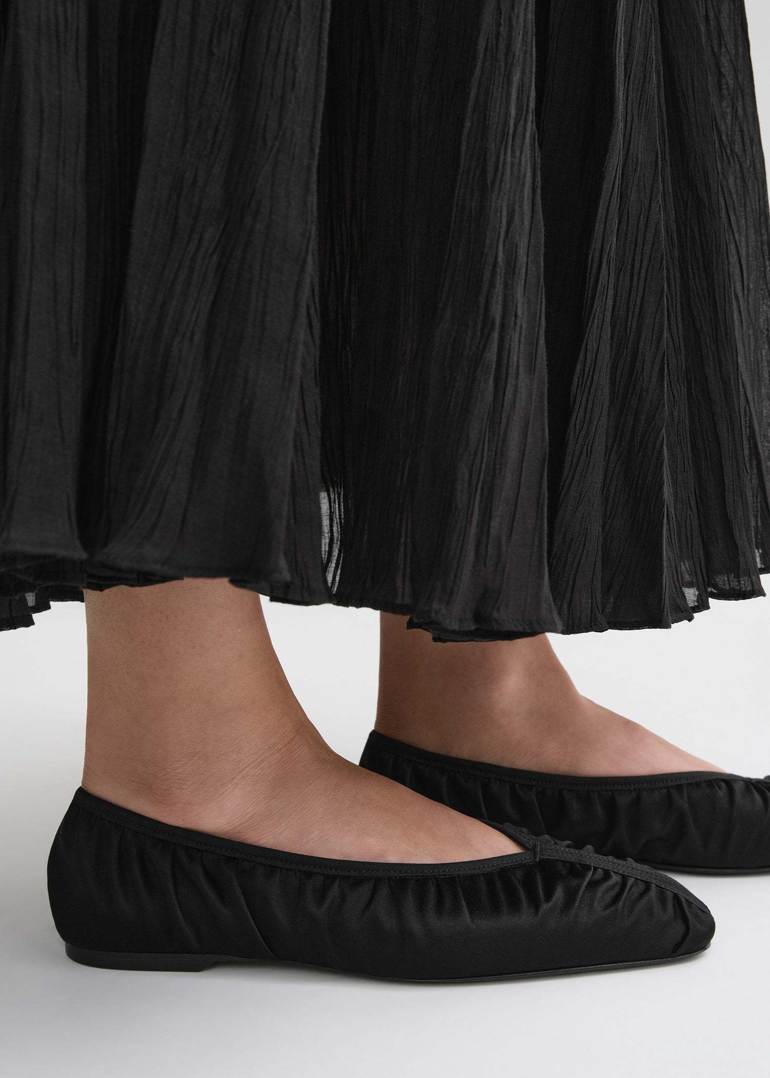 Totême Womens Black The Gathered Square-toe Satin Flats In Black