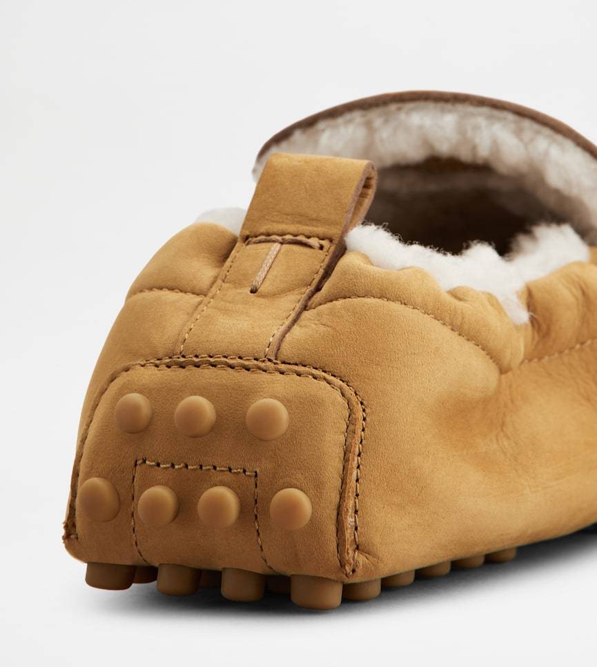 Tod's Glove Gommino Driving Shoes In Nubuck In Brown