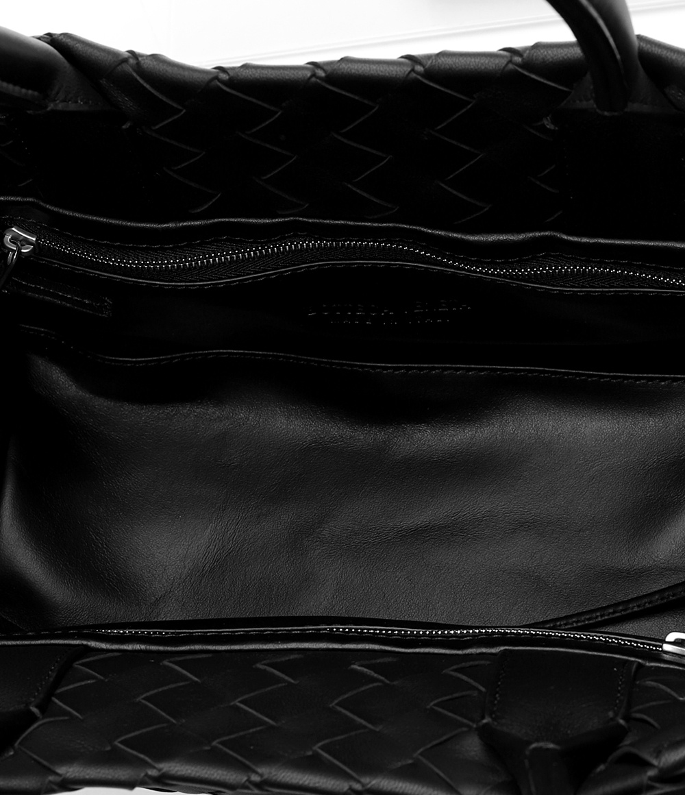 Bottega Veneta Rhombic Woven Handbag In Black