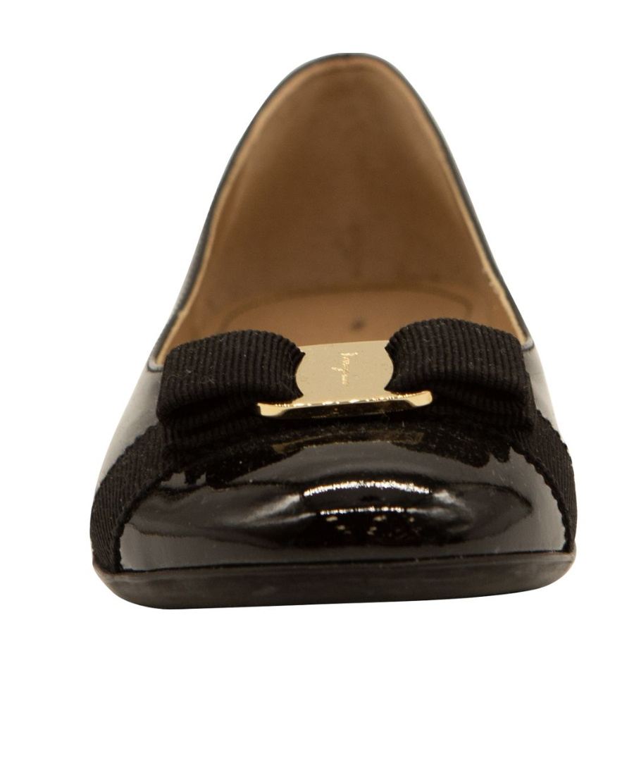Ferragamo Logo Flat Shoes In Black