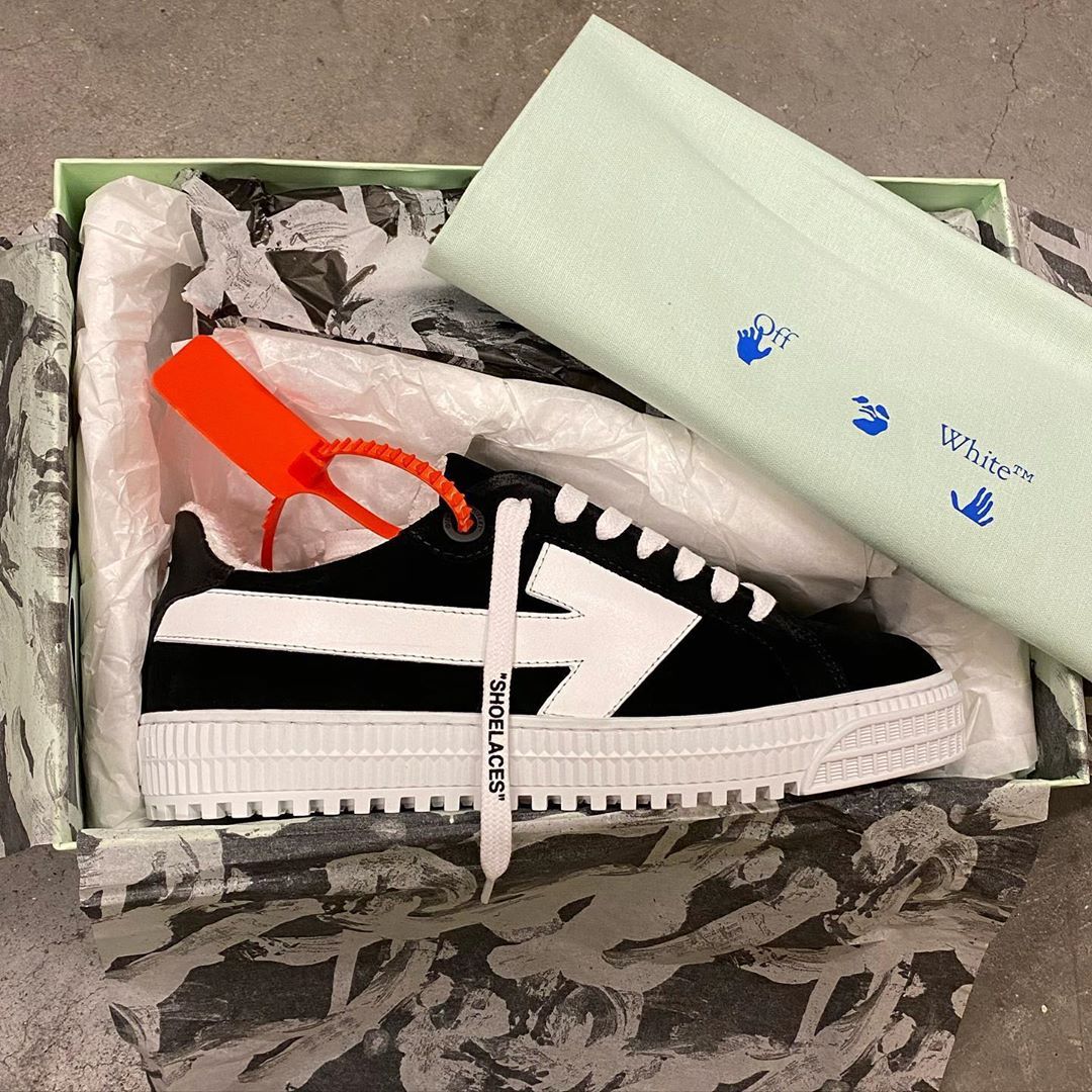 OFF-WHITE ARROW LOGO SNEAKERS 
