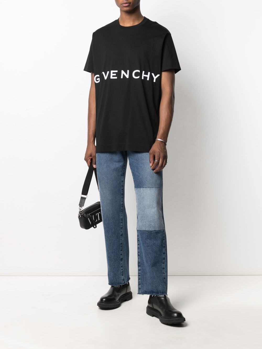 Givenchy 4g Logo Print T-shirt In Black