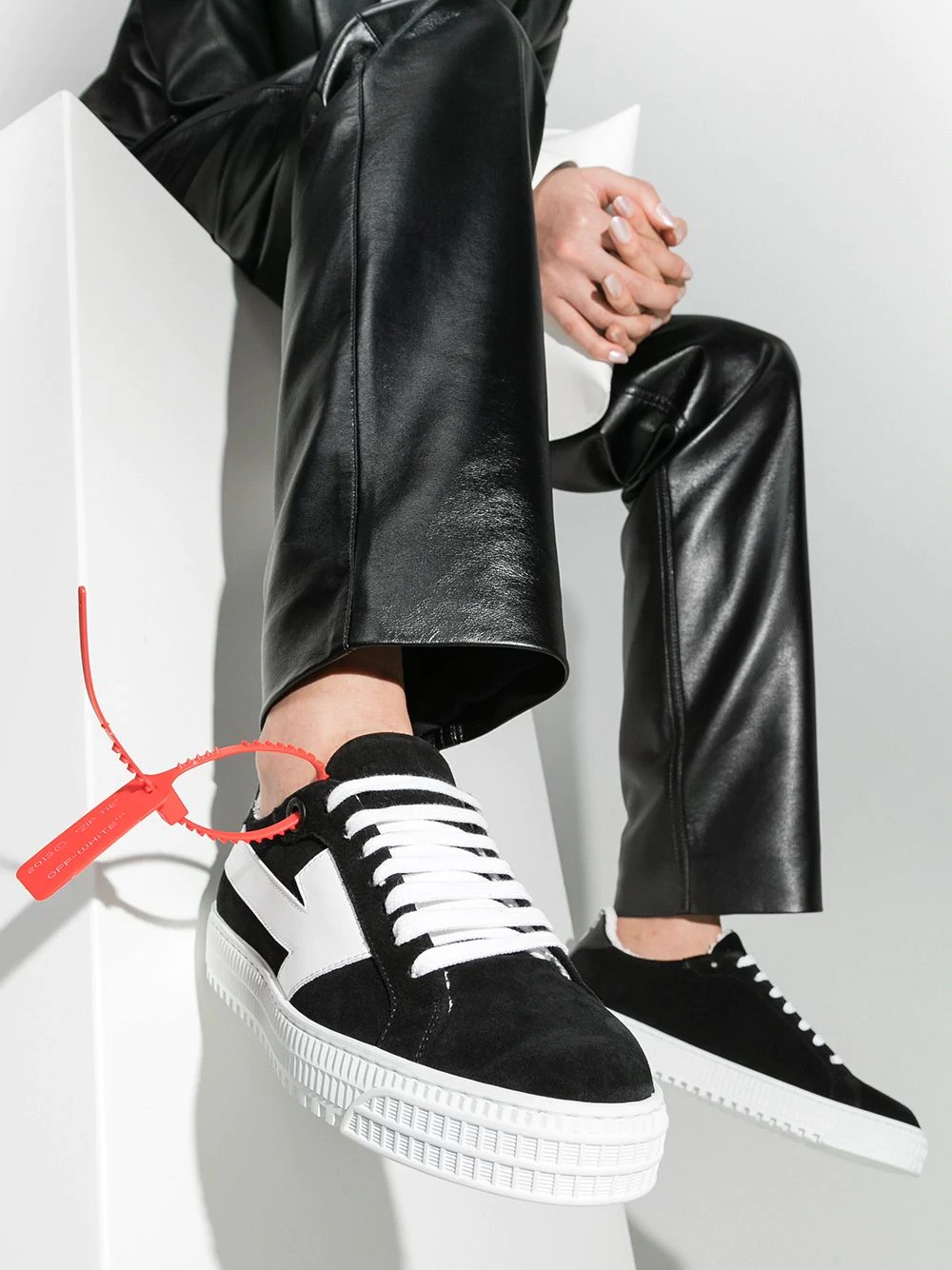 OFF-WHITE ARROW LOGO SNEAKERS 