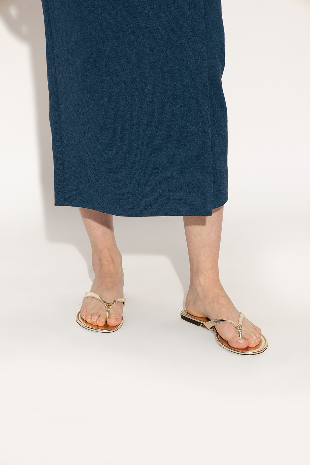 Tory Burch Flat Leather Flip-flops In Gray