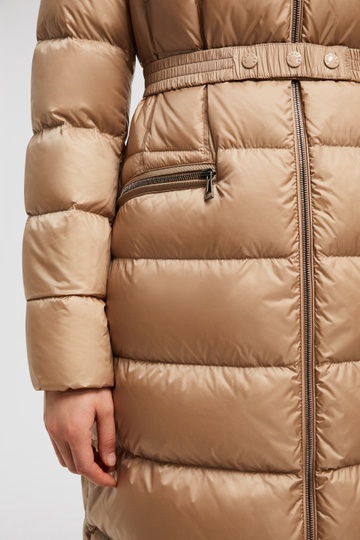 Moncler Doudoune Longue À Capuche Bordée De Shearling Boedic In Brown