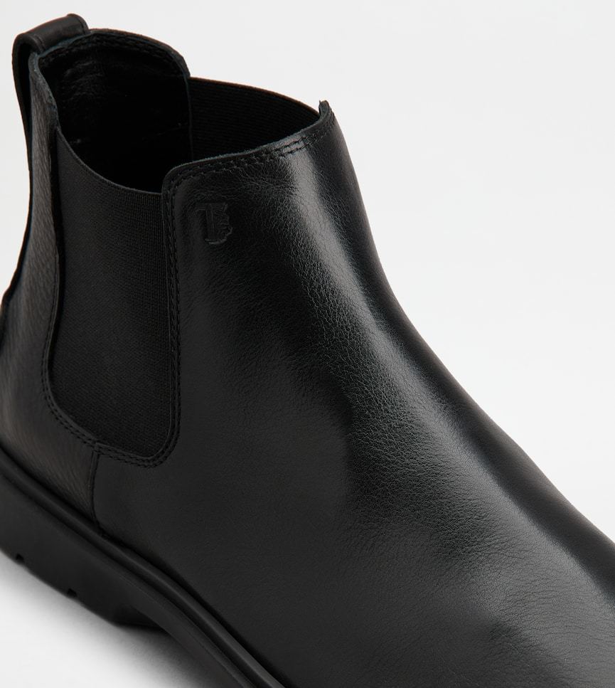 Tod's Tronchetto Slip-on Leather Boots In Black