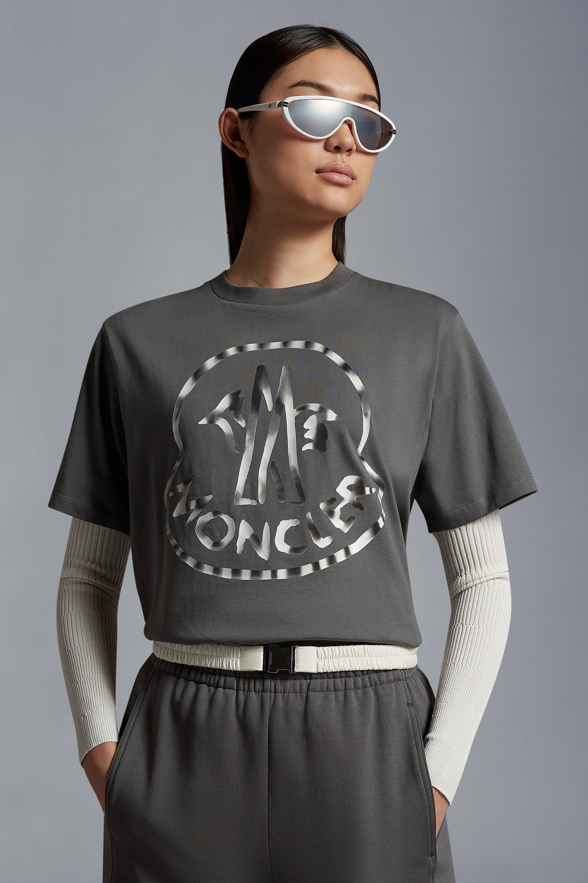 Moncler Logo Printed Crewneck T-shirt In Black