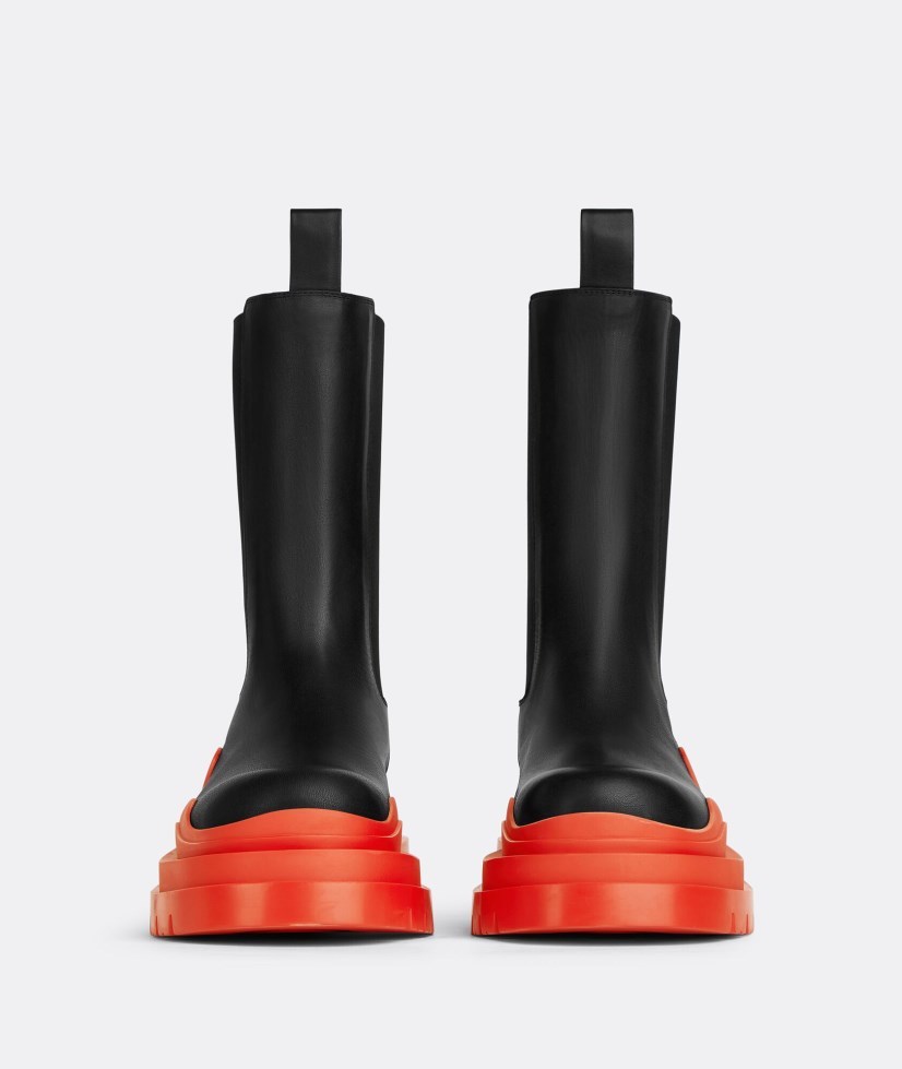 Bottega Veneta Tire Chelsea Short Boots In Black