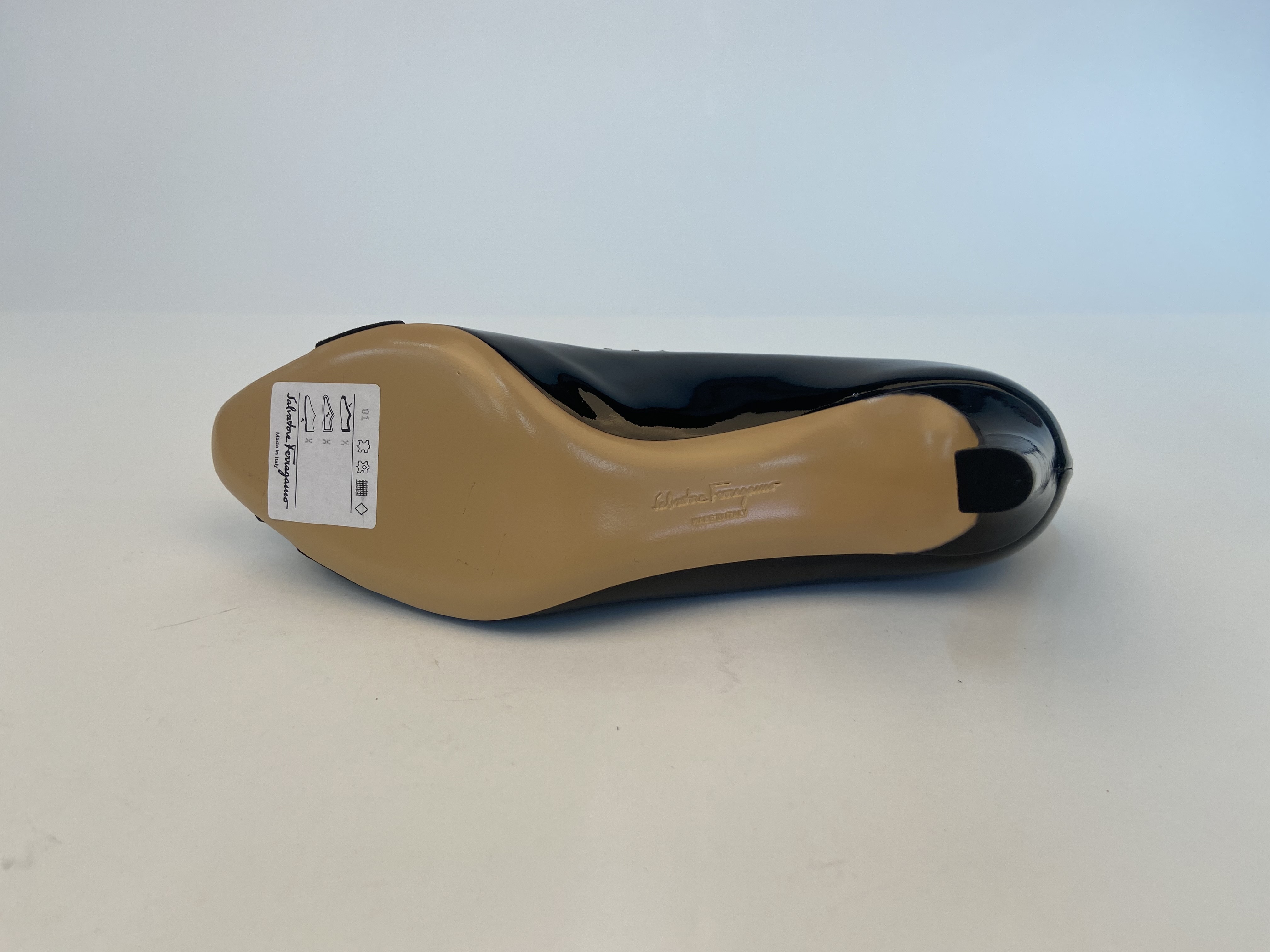 Ferragamo Logo High Heels In Black