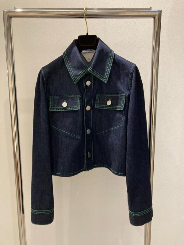 BOTTEGA VENETA CONTRAST-STITCH CROPPED DENIM SHIRT