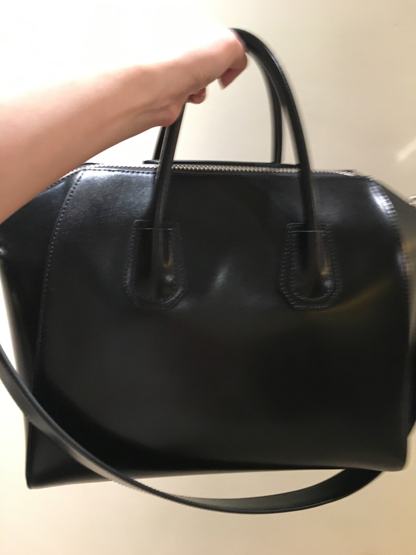 Givenchy Women Black Leather Medium Antigona Handbag In Black