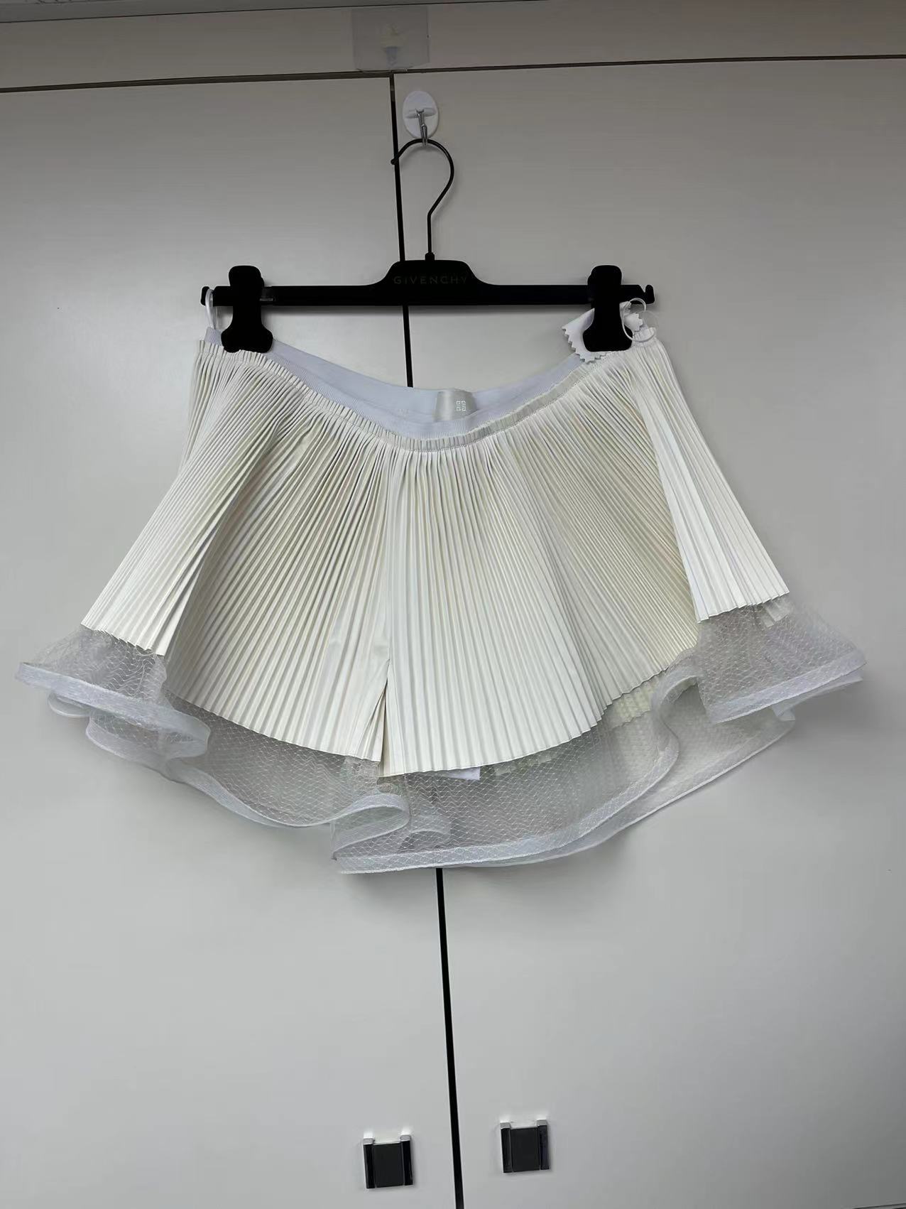 Givenchy Pleated Shorts With Lotus Leaf Edges In White