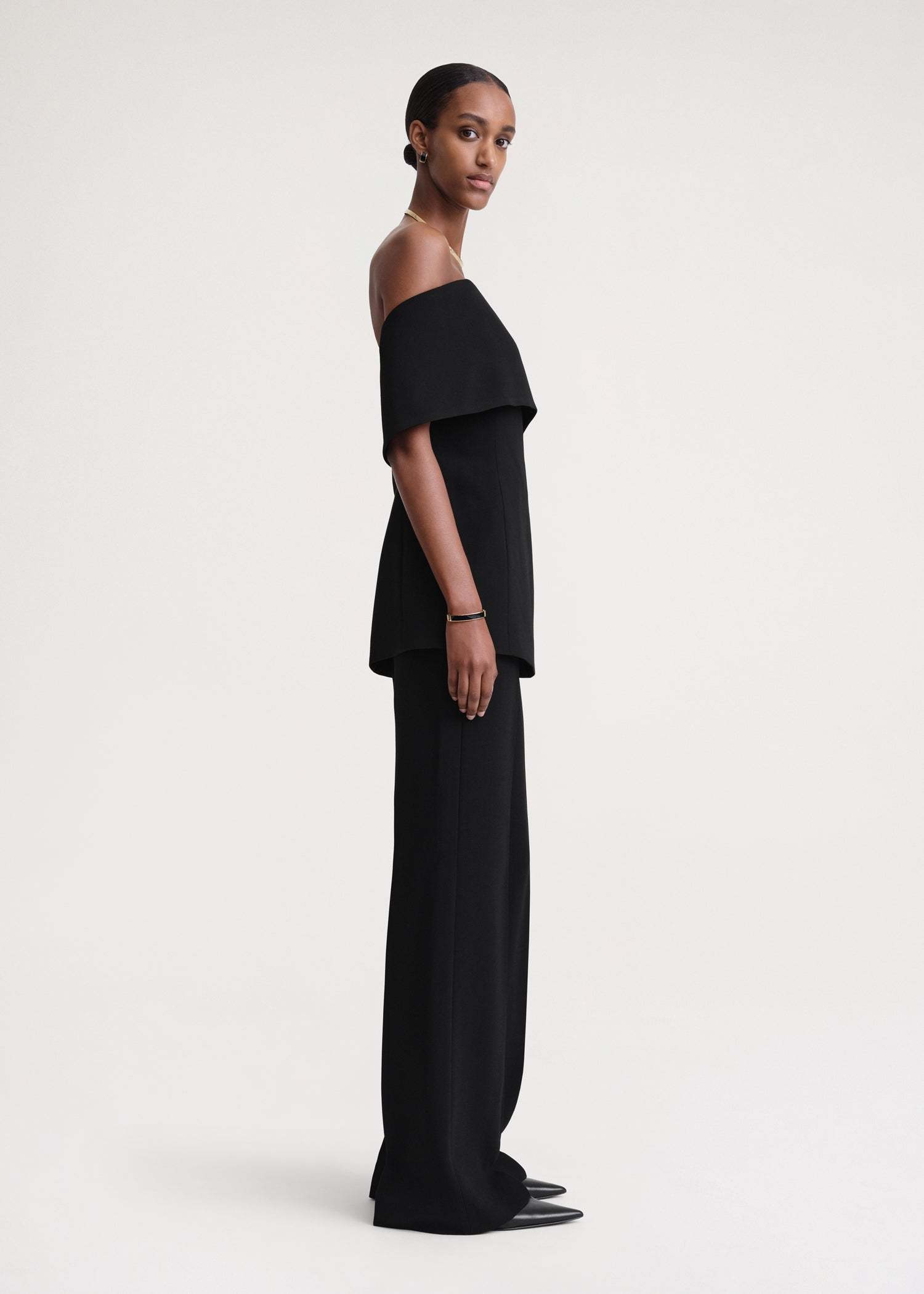 Totême Bare Shoulder Design To Wipe The Chest In Black