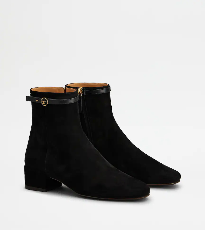 Tod's Round-toed Ankle Boots In Black