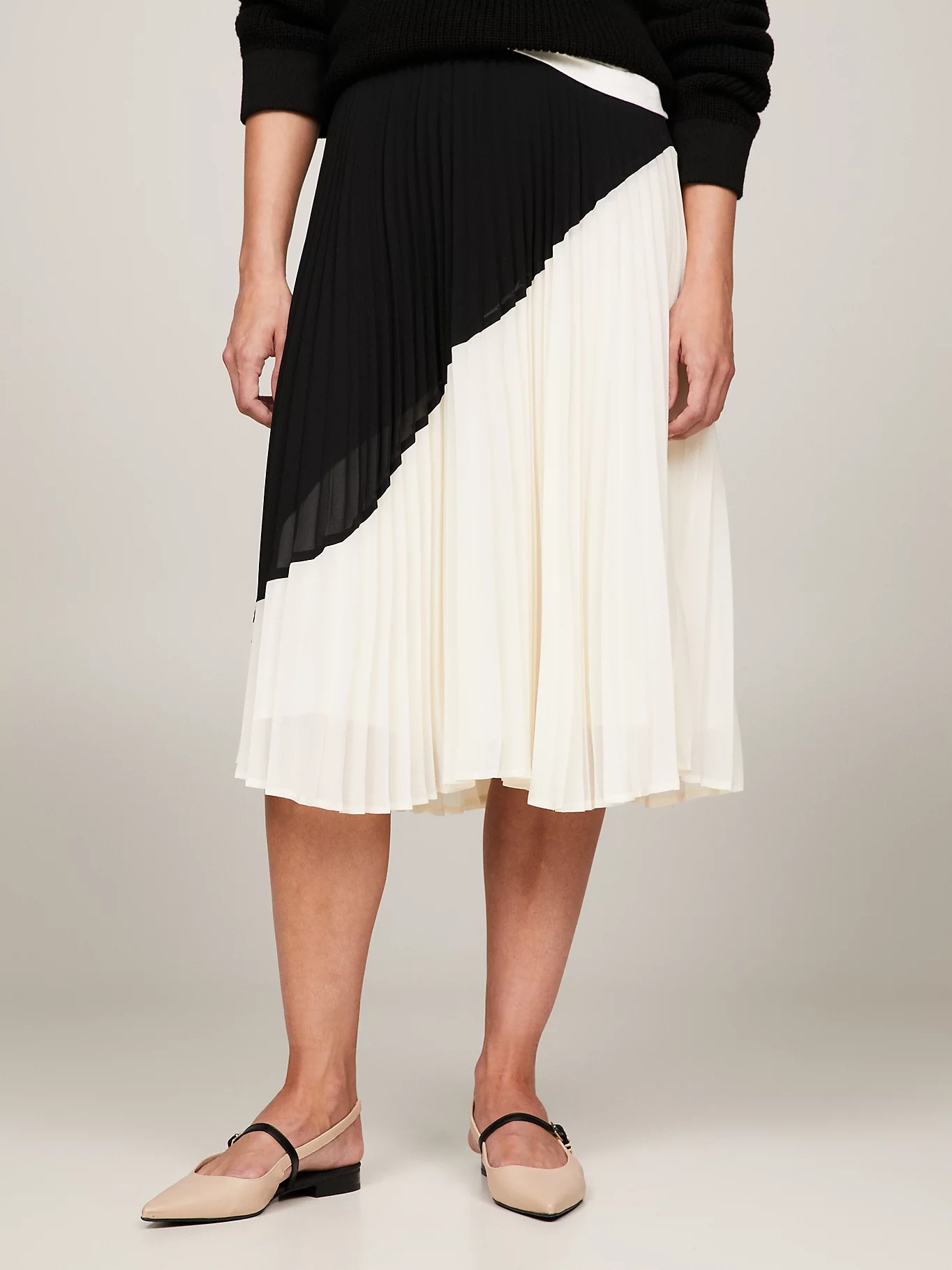 TOMMY HILFIGER A HALF-LENGTH SKIRT WITH PLEATED HORNS.