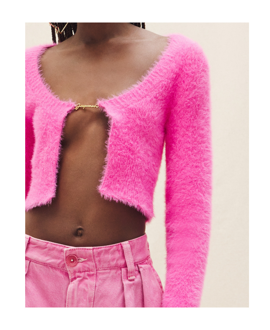 Jacquemus Gold Toned Logo Charm Cropped Cardigan In Pink