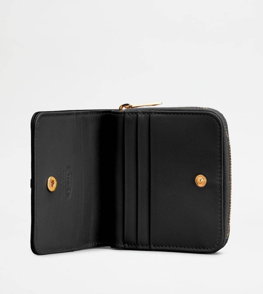Tod's Logo Embossed Bifold Wallet In Black