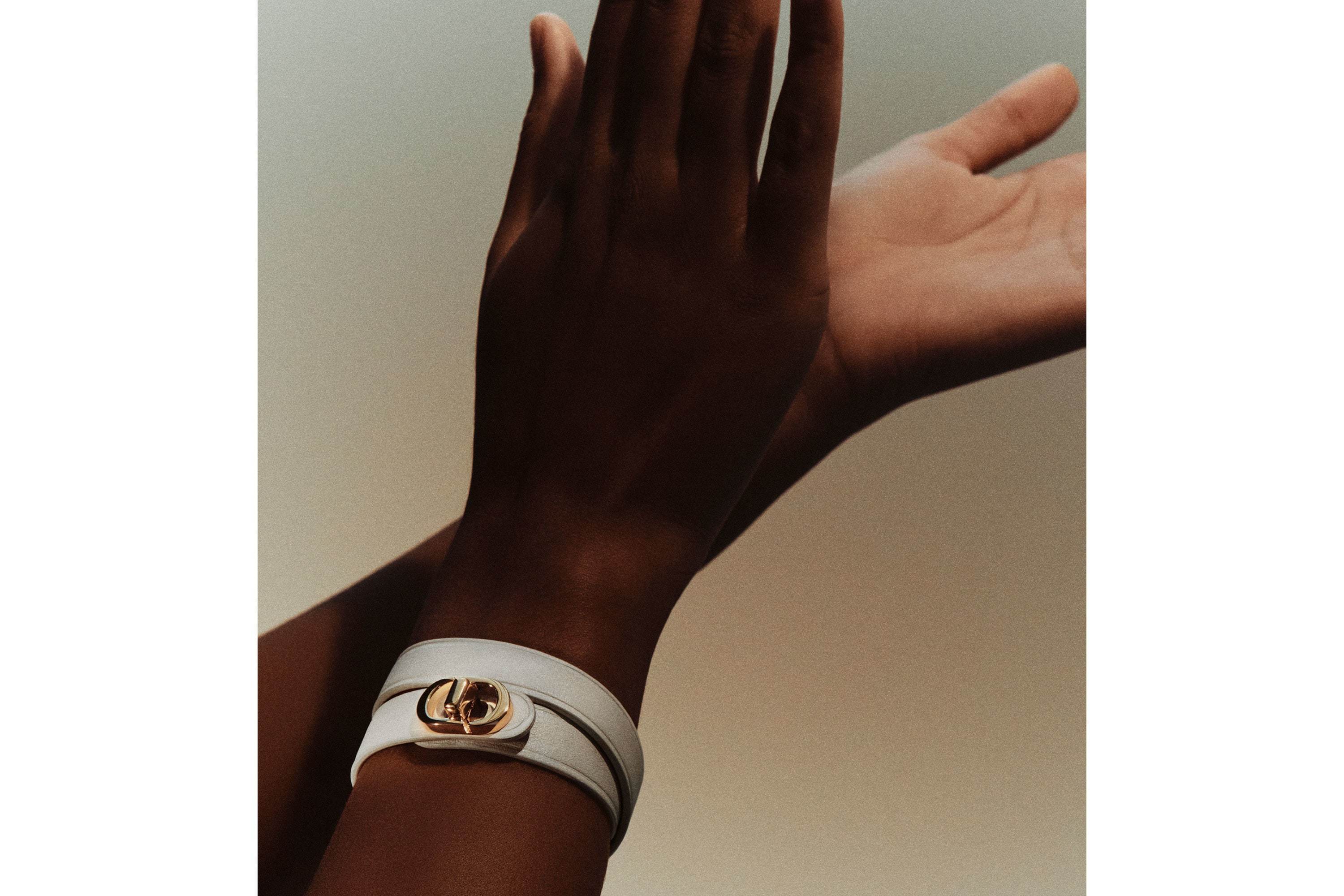 Dior 30 Montaigne Two-handed Chain In White