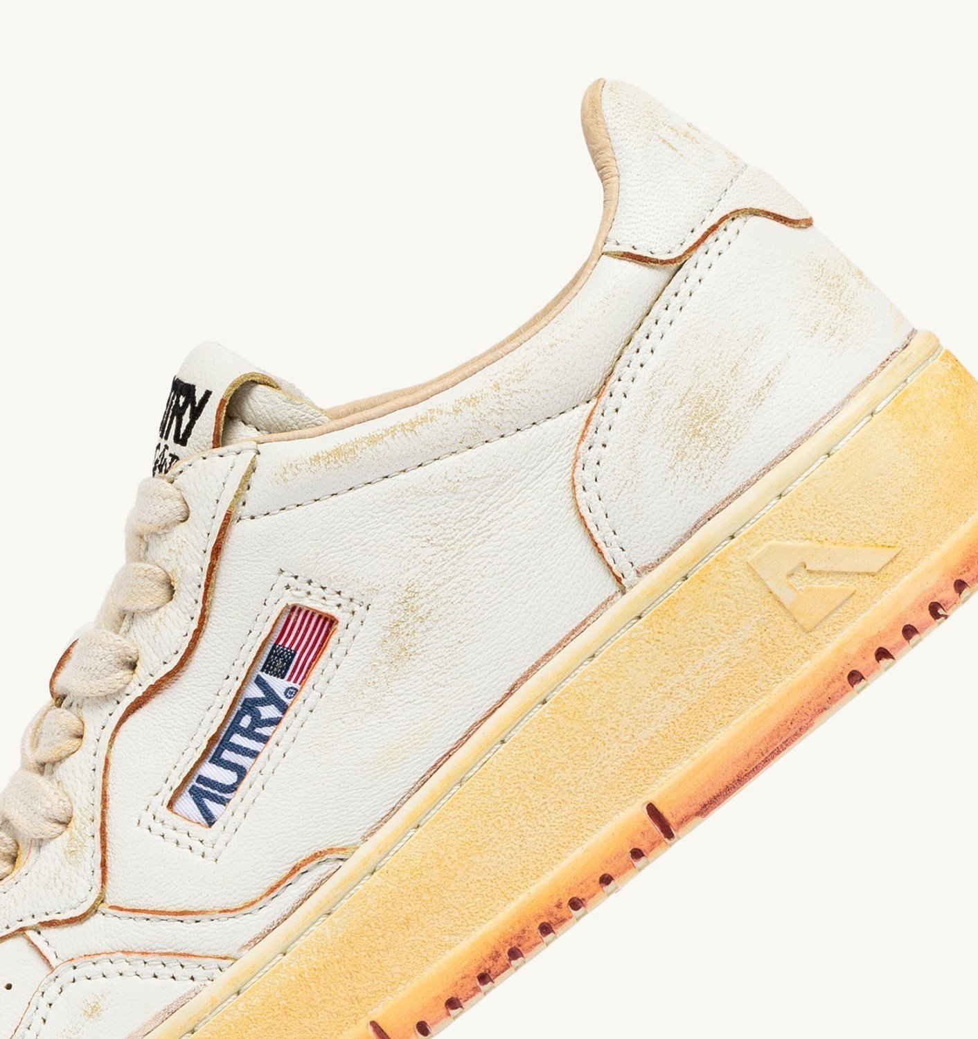 Autry Super Vintage Sneakers In Nude
