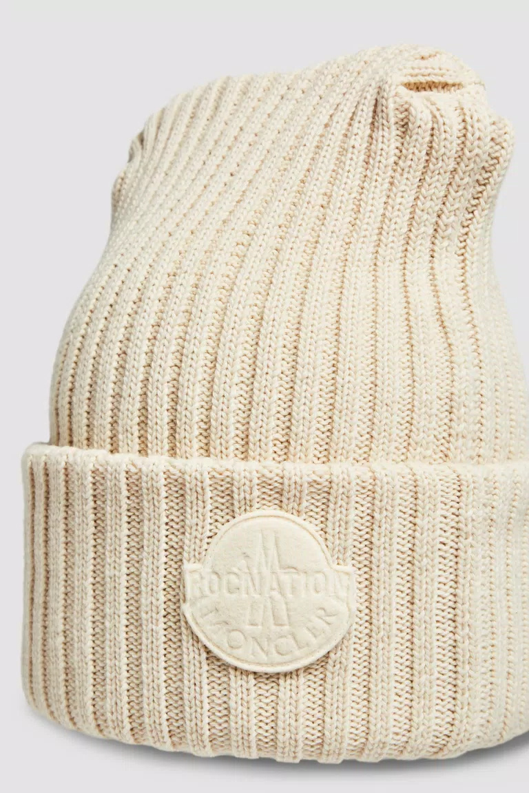 Moncler A Woolen Hat Affixed To The Logo In Nude
