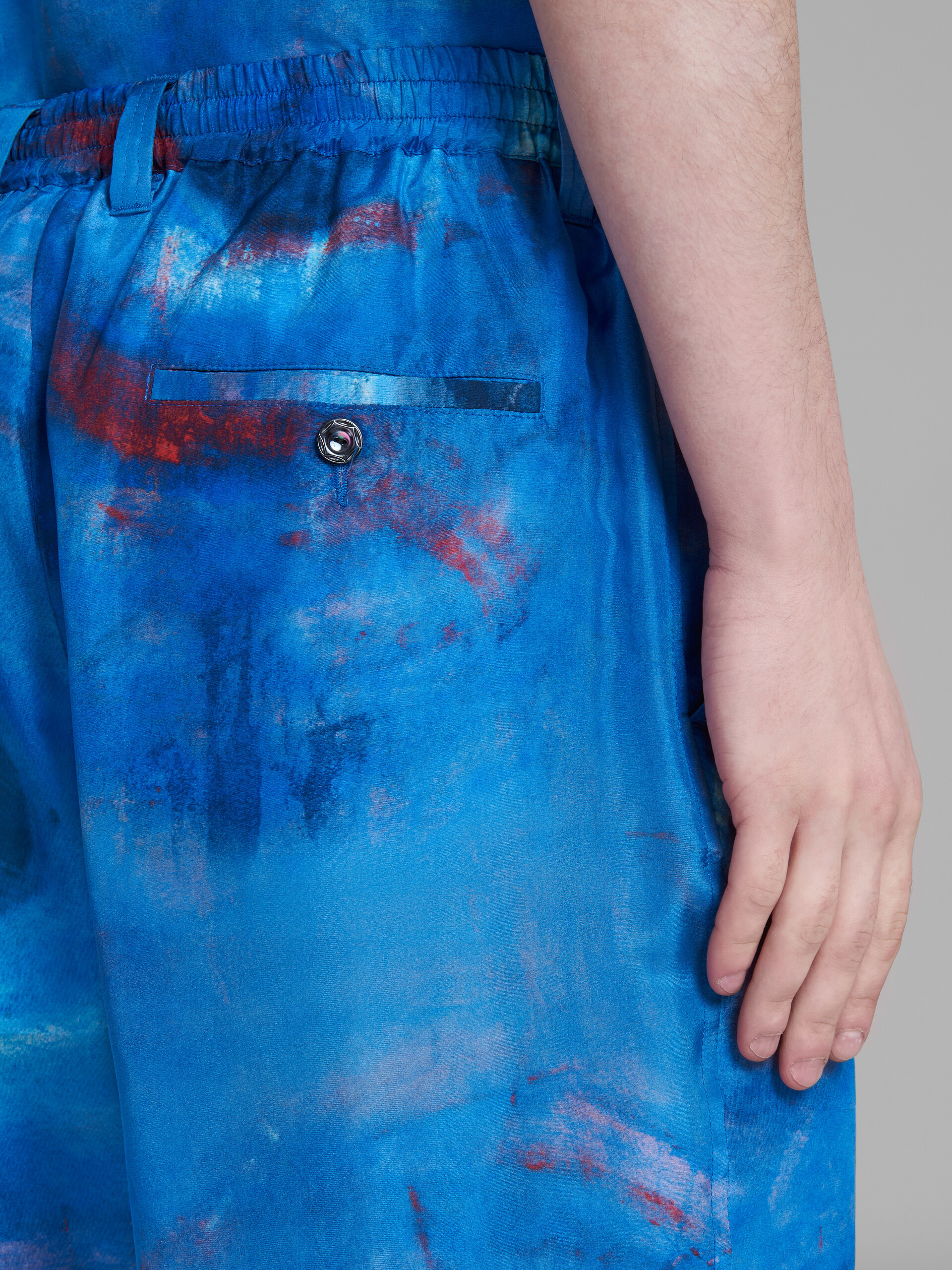 Marni Shorts Aus Seide Mit Malerei-print In Blue
