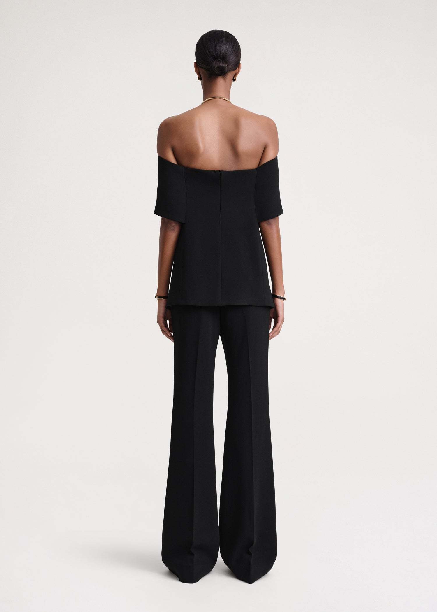 Totême Bare Shoulder Design To Wipe The Chest In Black