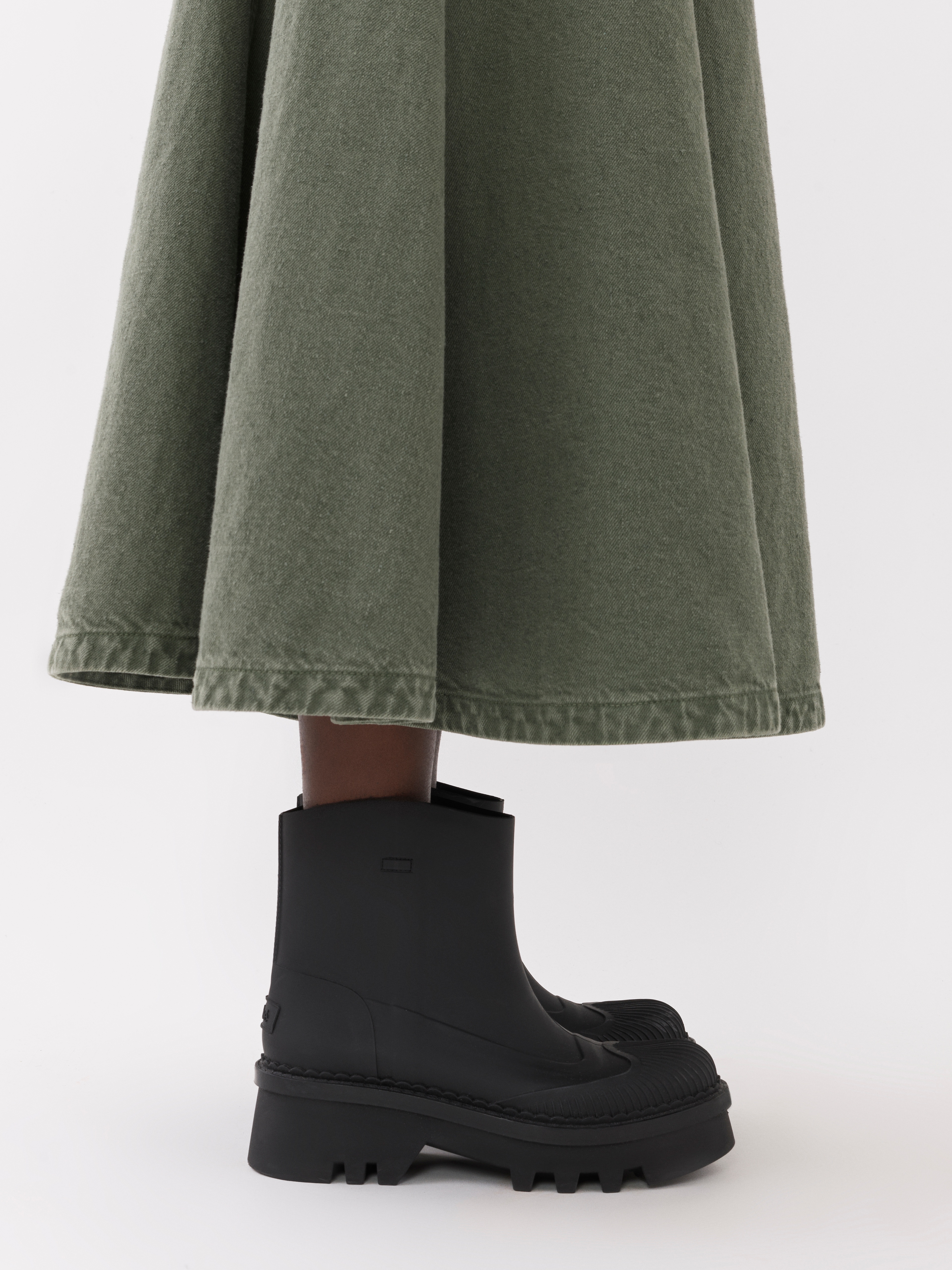 Chloé Elegant Mini Rain Boots With Scallop Detailing In Black