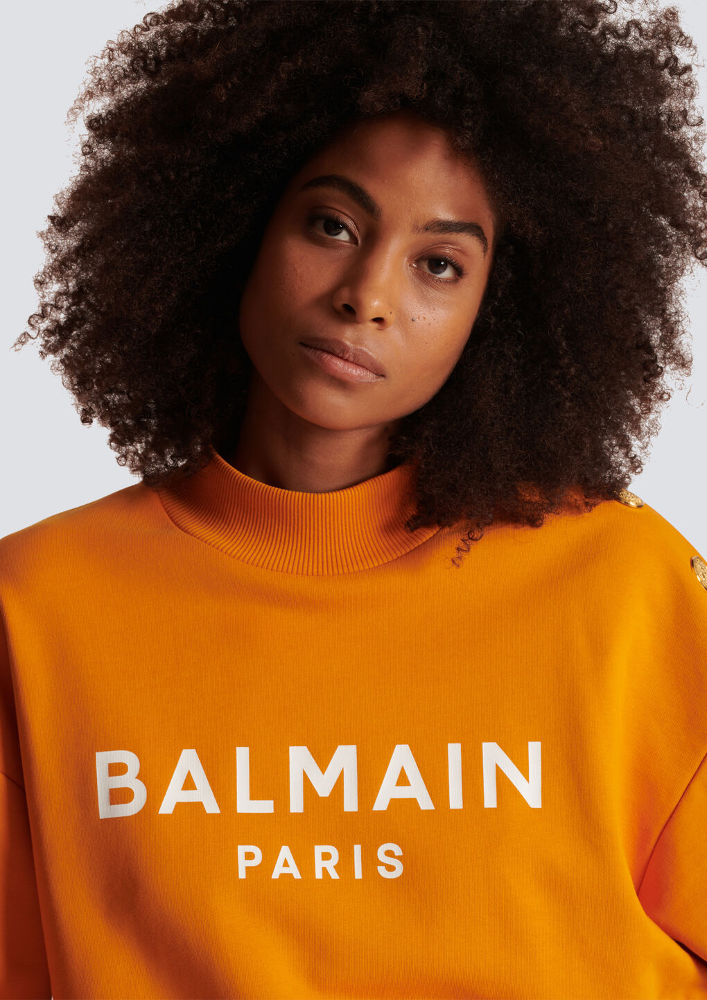 BALMAIN ECO-RESPONSIBLE COTTON CROPPED SWEATSHIRT WITH BALMAIN LOGO PRINT