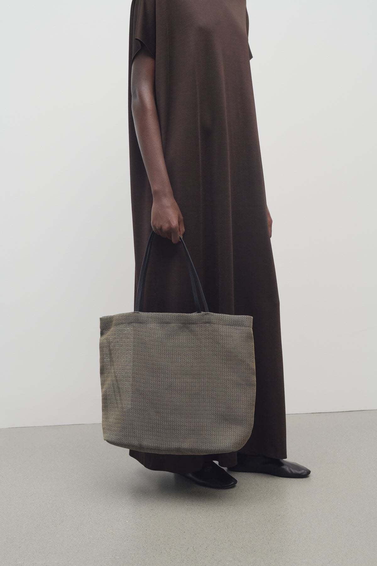 The Row Barn Tote Bag In Mesh In Green