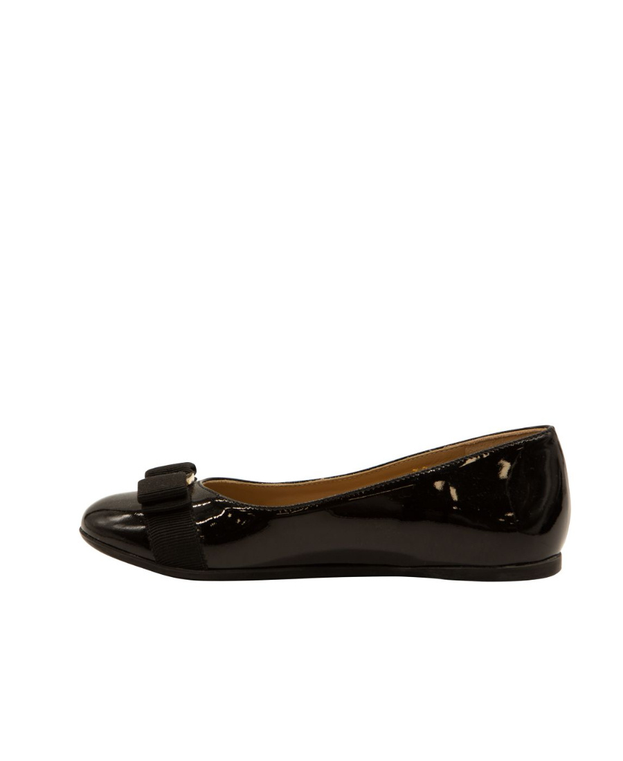 Ferragamo Logo Flat Shoes In Black