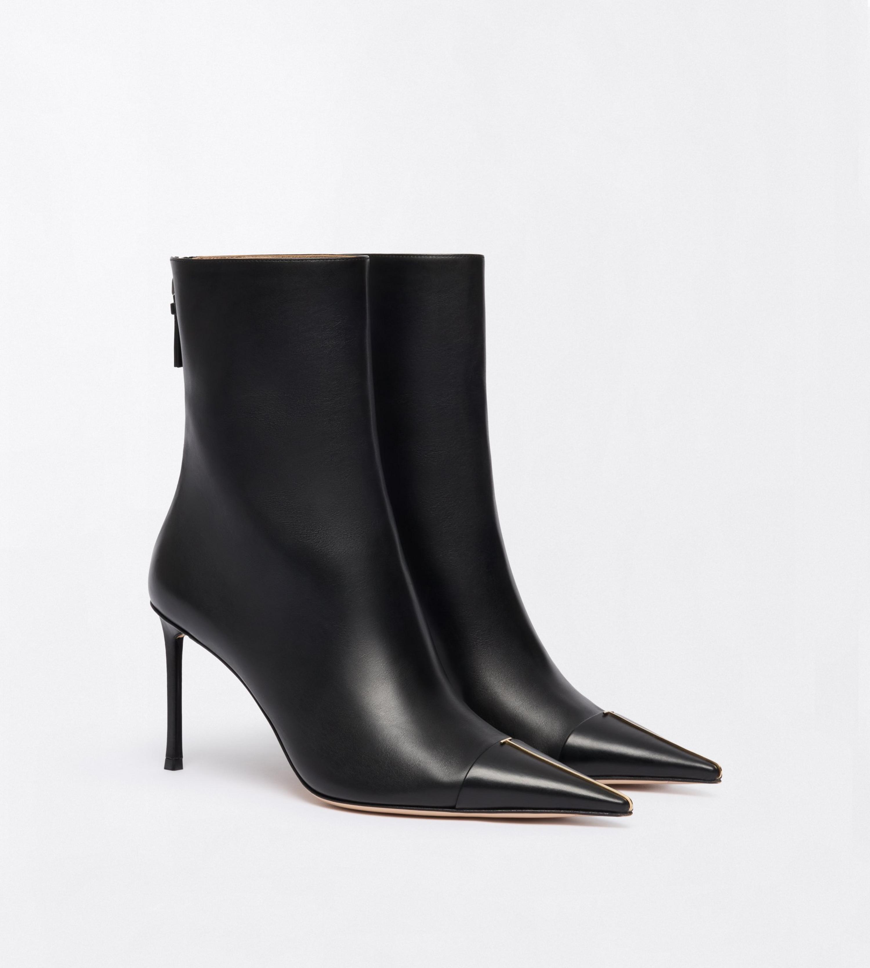 Tom Ford Leather Thea Ankle Boot In Black