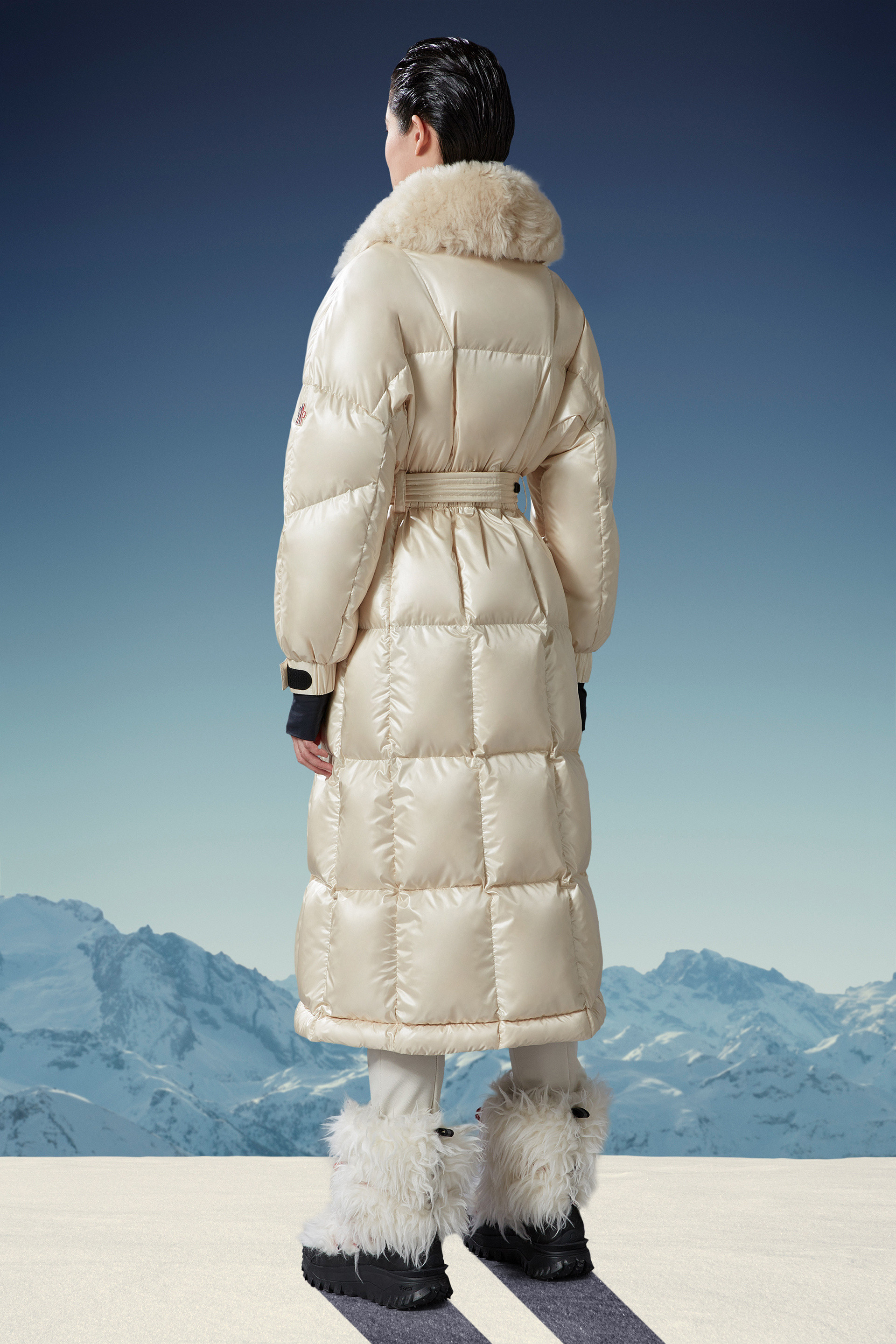 Moncler Chamoille Long-sleeved Down Jacket In Nude