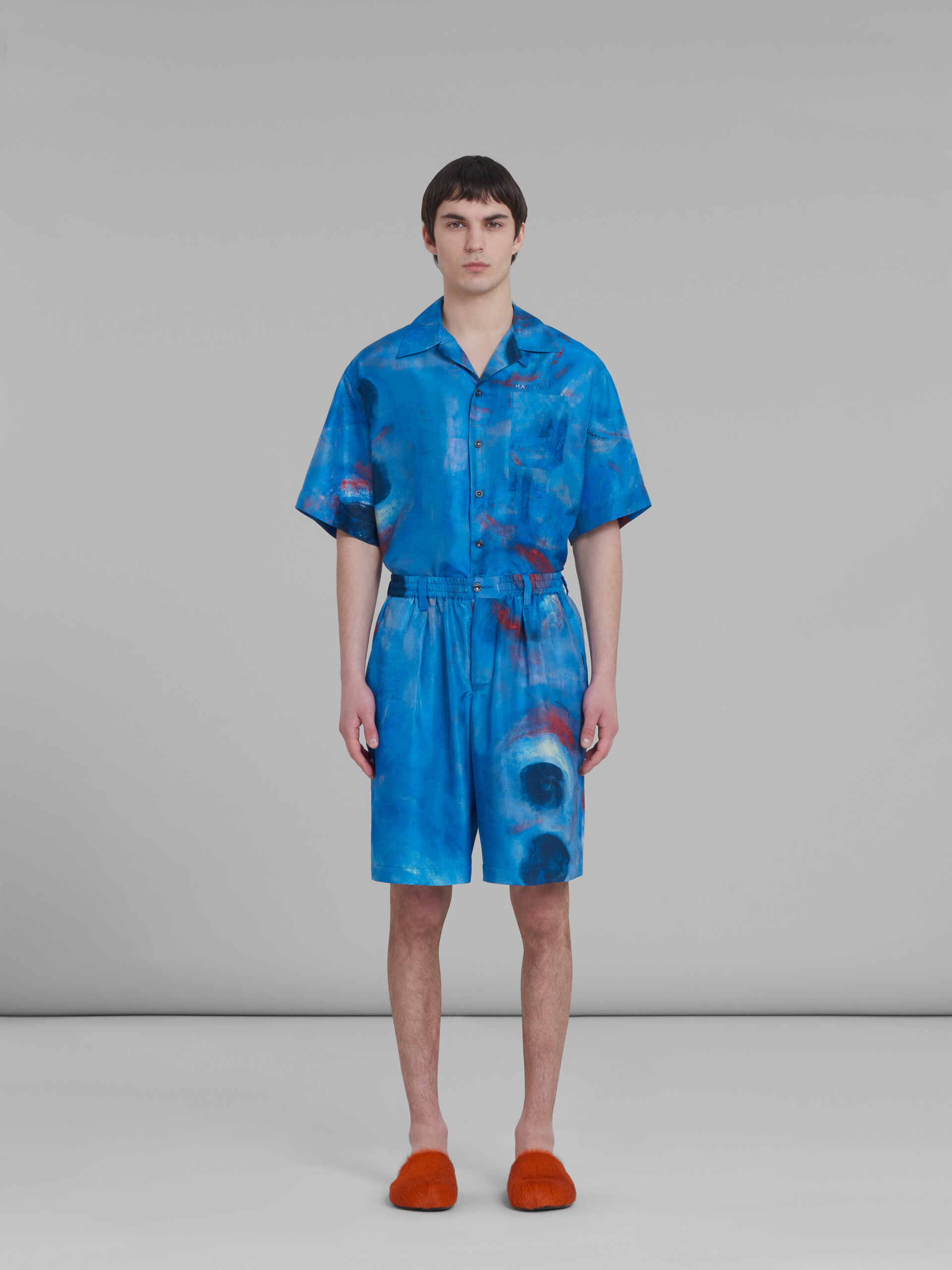 Marni Shorts Aus Seide Mit Malerei-print In Blue