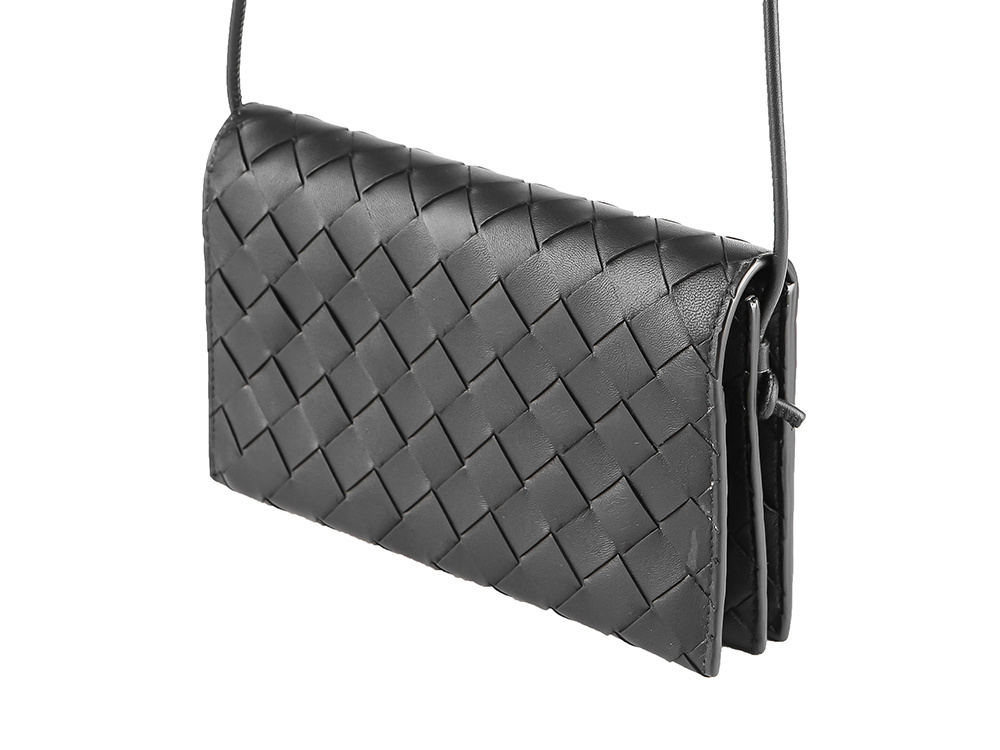 Bottega Veneta Intreciato Clamshell Shoulder Bag In Black
